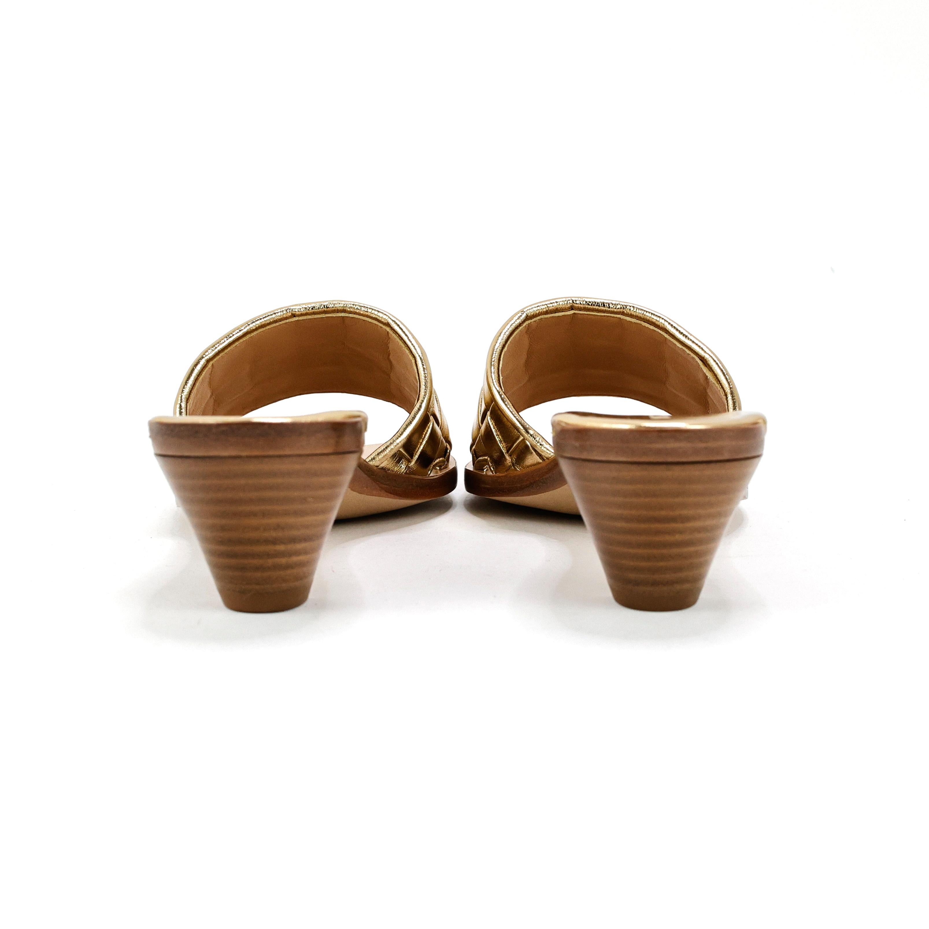 Bottega Veneta sandals / mules in weaved leather color gold with 5,5cm heel. Size 35EU

Condition:
New.

Packing/accessories:
Box, dustbag, card.