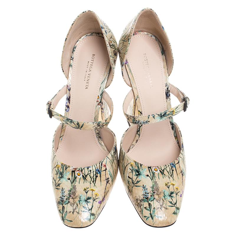 From the house of Bottega Veneta, come these fabulous pumps that are feminine and uber-stylish. Crafted in Italy, they are made from quality leather and flaunt a multicolored botanical print throughout. These mary-jane pumps are styled with buckle