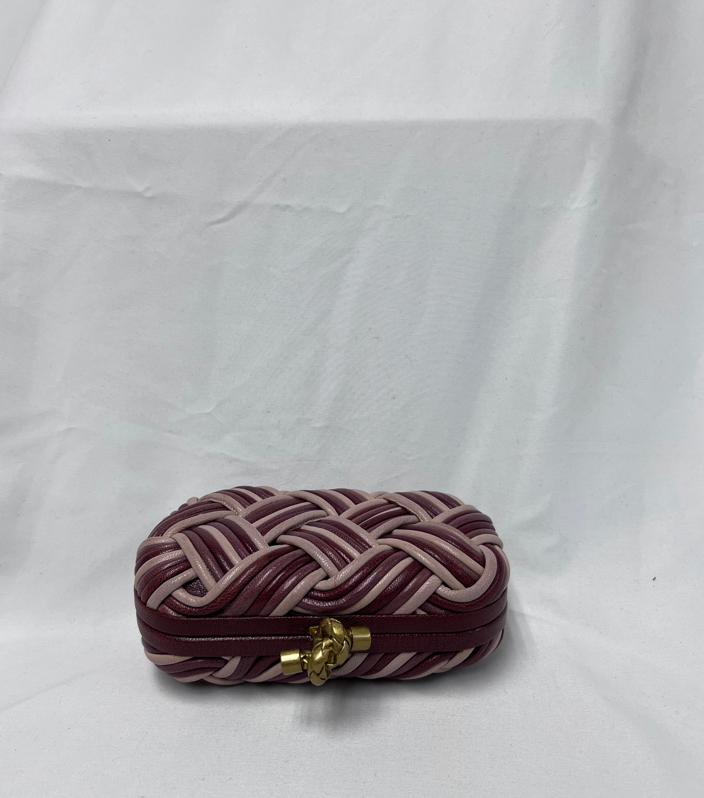 Bottega Veneta Knot clutch bag in taupe and purple woven leather. It has never been used and is in perfect condition. It is a very sought-after model and color.

Size: 6.5