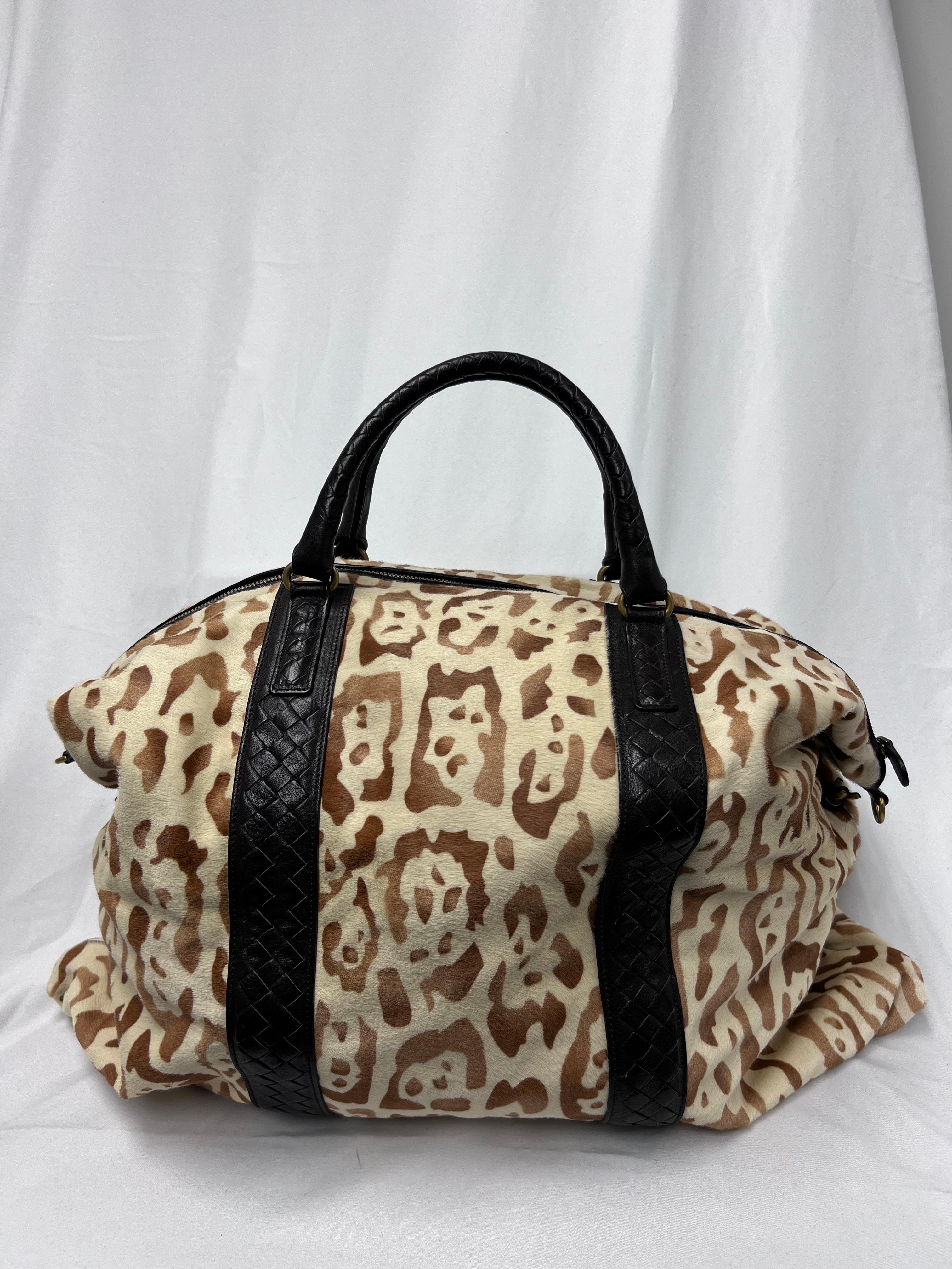 Ce superbe sac hobo en fourrure multicolore de Bottega Veneta allie élégance et espièglerie grâce à sa fourrure pelucheuse et à sa riche palette de couleurs. Réalisé dans le respect de la tradition artisanale de Bottega Veneta, ce sac présente un