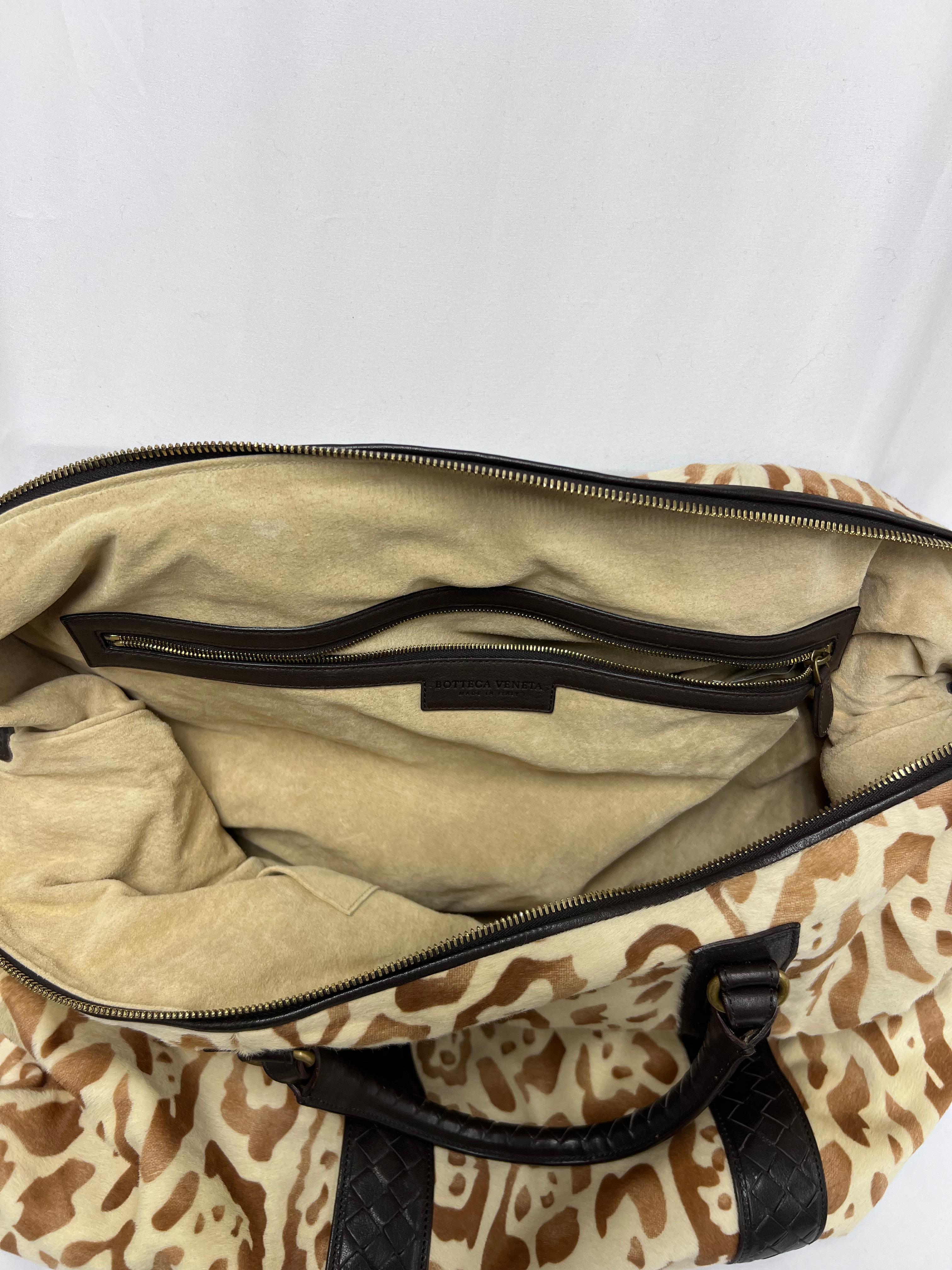 Sac hobo en fourrure multicolore Bottega Veneta Excellent état - En vente à West Hartford, CT