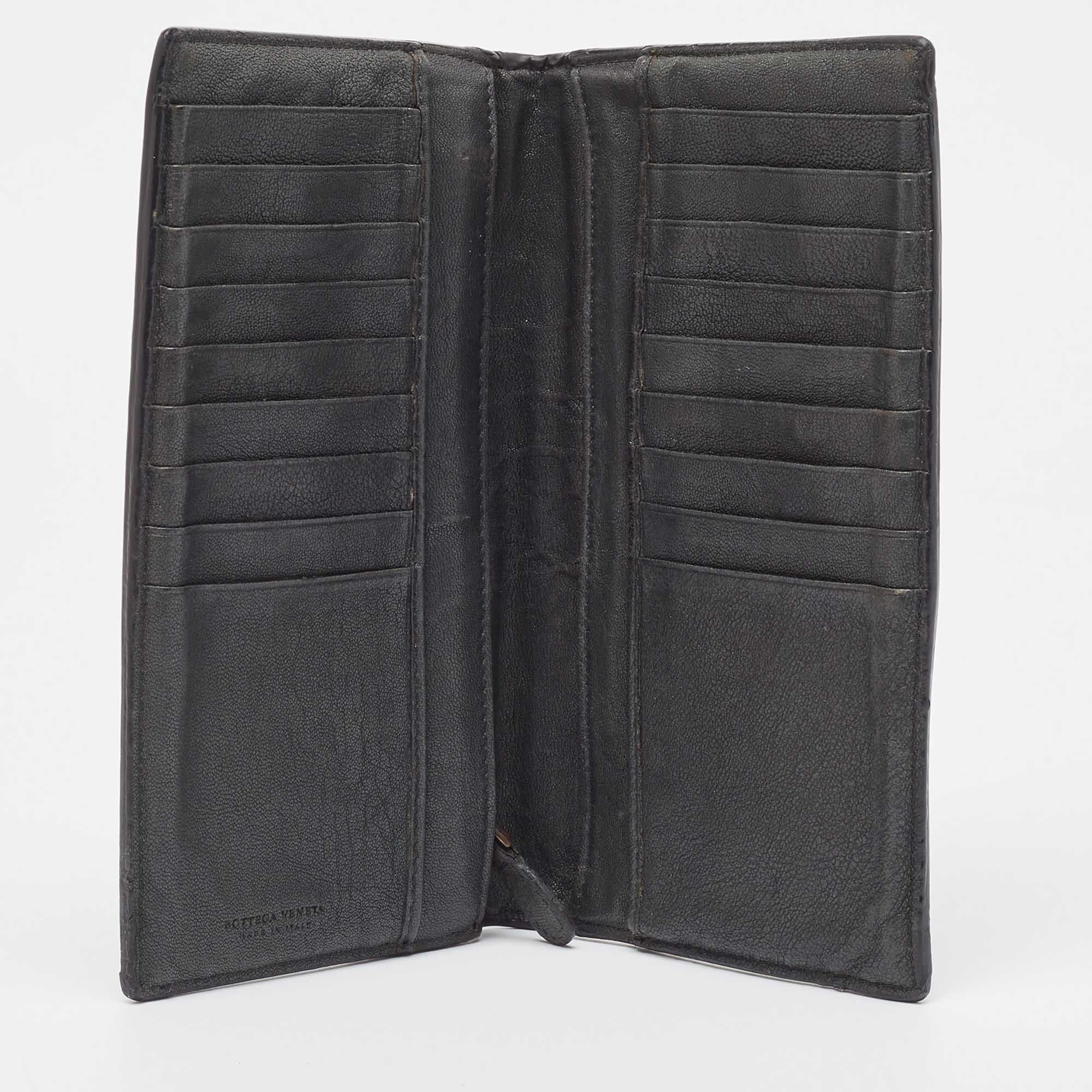 This designer wallet is an immaculate balance of sophistication and rational utility. It has been designed using prime quality materials and elevated by a sleek finish. The creation is equipped with ample space for your monetary essentials.