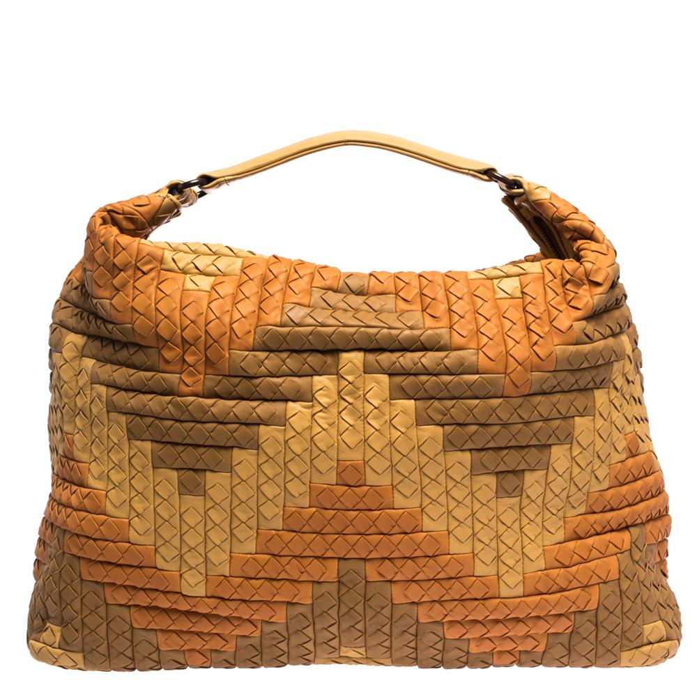 This Bottega Veneta hobo is totally fashion-approved and city-appropriate. The mix of colours lends it a sophisticated appeal with hints of elegance, and the signature Intrecciato weave pattern makes it an instantly recognisable accessory. It is