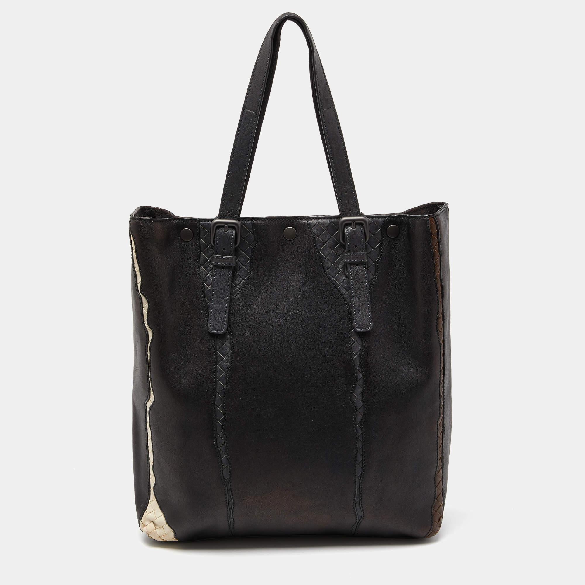 This alluring tote bag for women has been designed to assist you on any day. Convenient to carry and fashionably designed, the tote is cut with skill and sewn into a great shape. It is well-equipped to be a reliable accessory.



