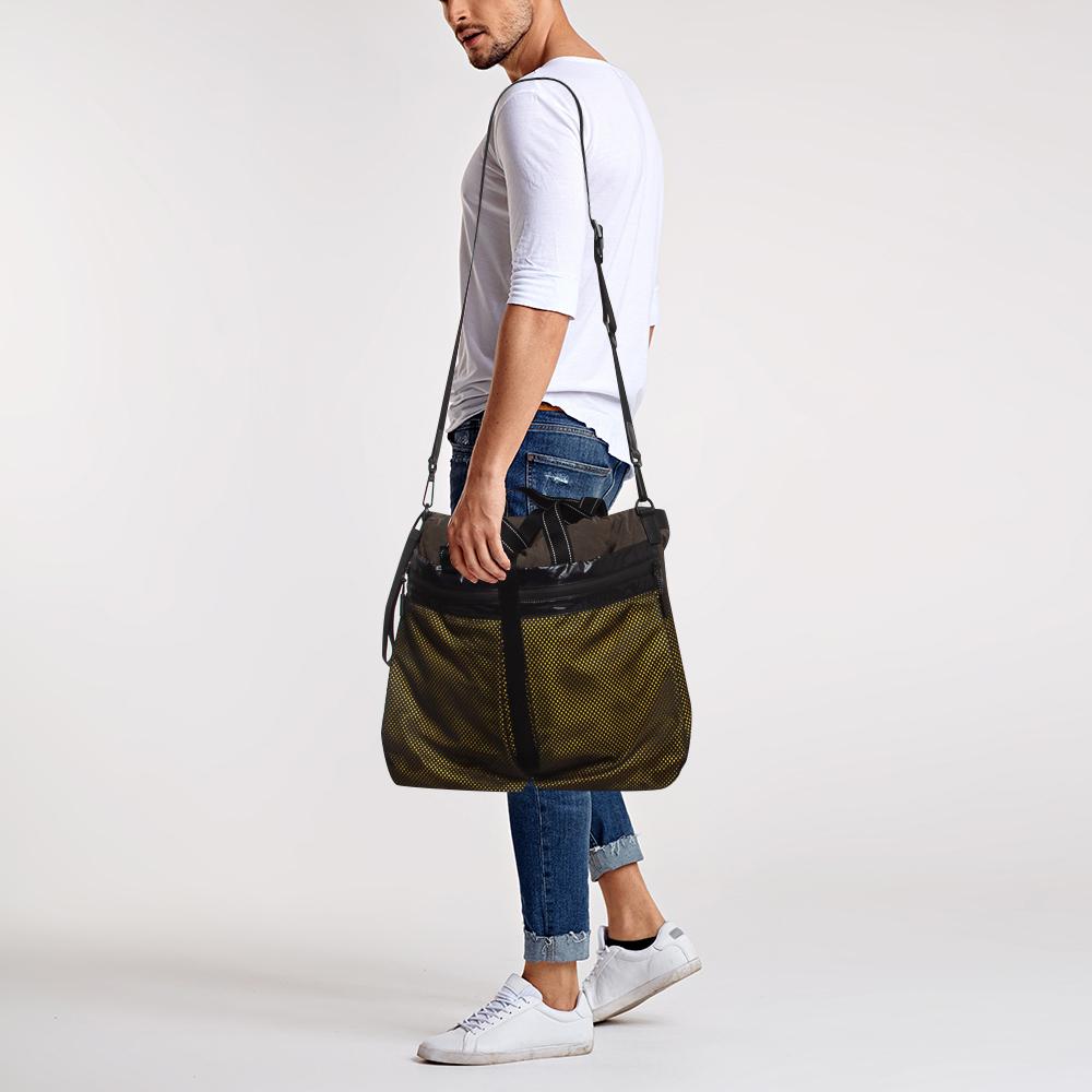 Le sac à main Paper Touch Foldes de Bottega Veneta exsude l'élégance contemporaine avec ses teintes vibrantes et sa matière innovante. Fabriqué en nylon luxueux avec une texture semblable à celle du papier, il offre un intérieur spacieux et un