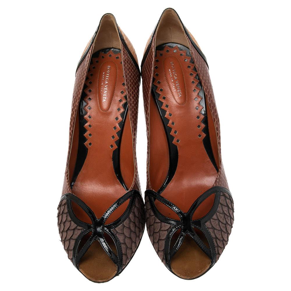 Bottega Veneta Multicolor Snakeskin Embossed Leather And Patent Leather Peep Toe In Good Condition For Sale In Dubai, Al Qouz 2