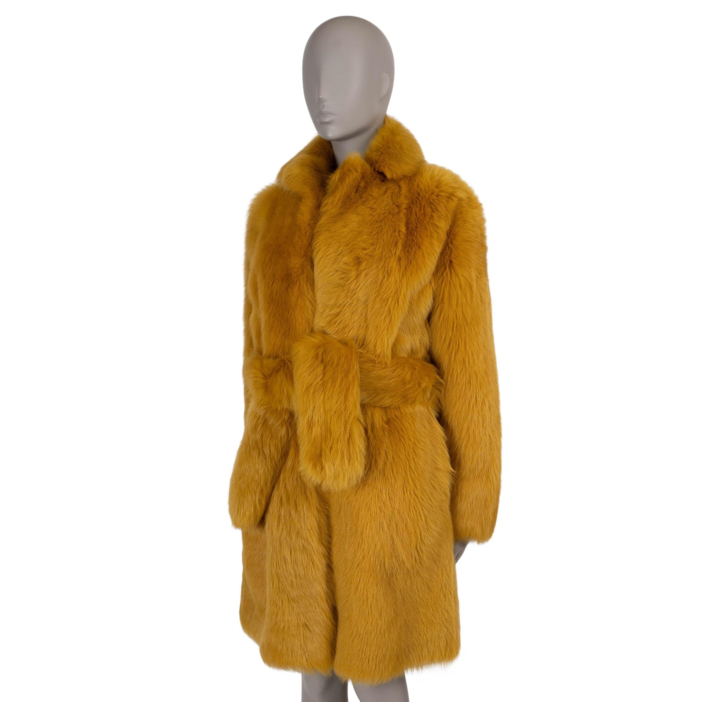Questo cappotto Bottega Veneta Toscana, autentico al 100%, in lussuosa pelliccia senape a guaina, è un pezzo forte. Caratterizzato dai classici revers dentellati e da due tasche funzionali, combina eleganza e raffinatezza moderna. Il cappotto si