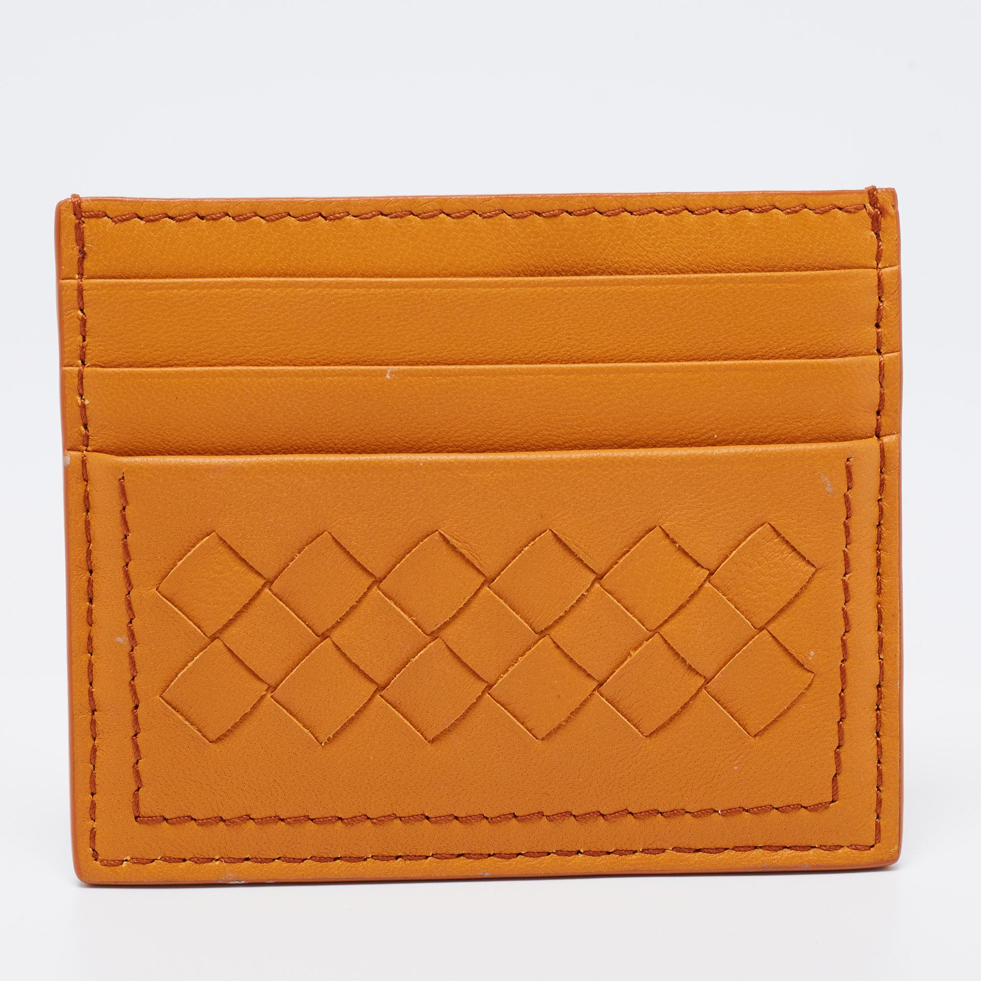 Crafted from leather, this Bottega Veneta card holder has the Intrecciato motif and multiple slots where you can neatly carry your cards. It also features a butterfly on the front.

Includes: Original Dustbag, tag
