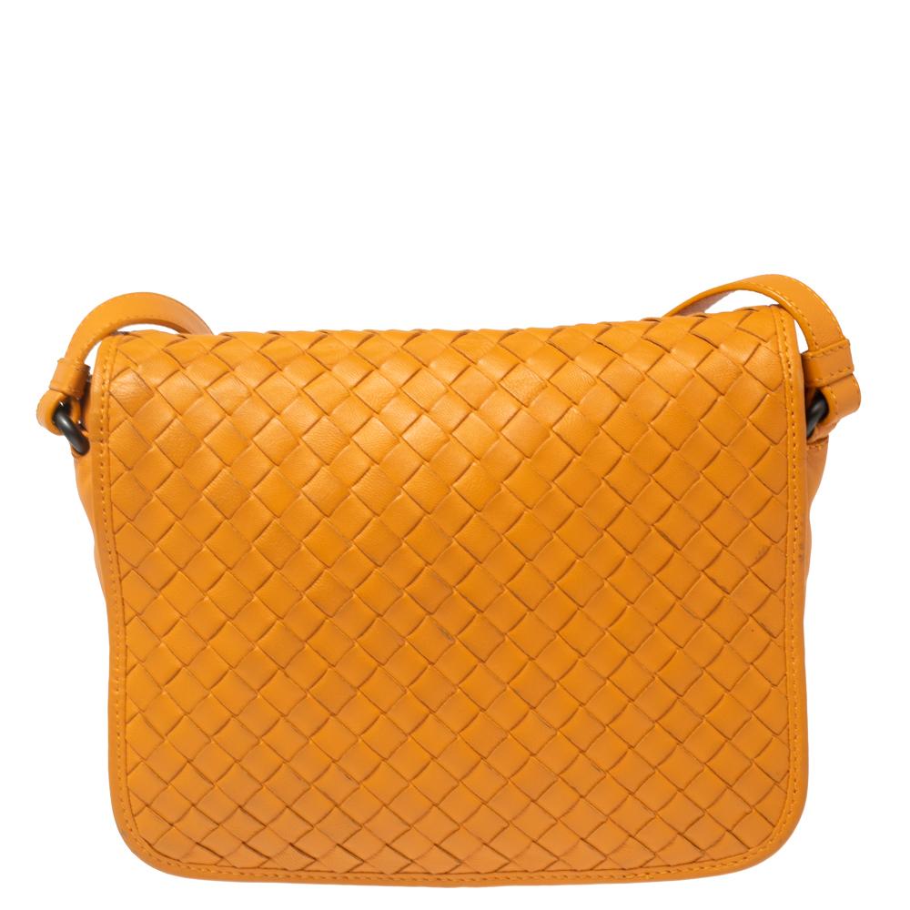 Swap that regular everyday tote with this charming crossbody bag from the house of Bottega Veneta. It features a leather exterior exhibiting the iconic Intrecciato weave. It comes fitted with an adjustable shoulder strap and a full flap style. The