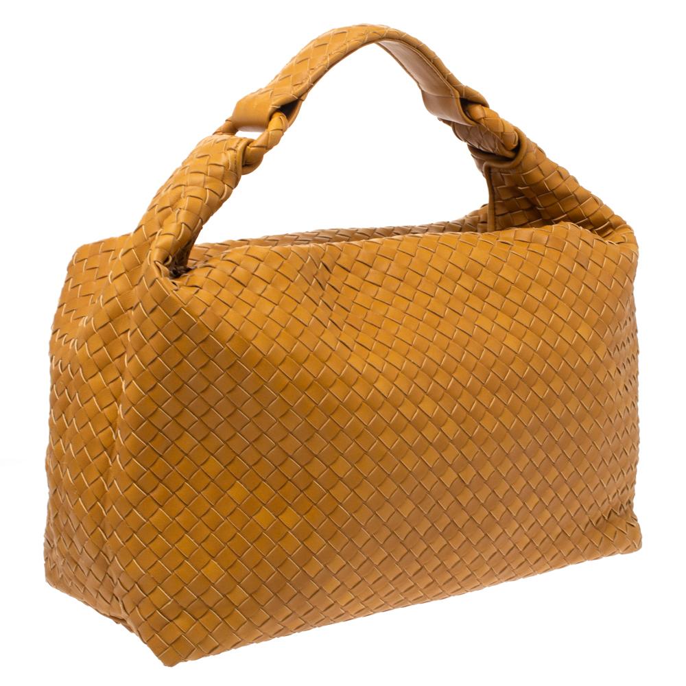 Bottega Veneta Senfgelbe Intrecciato Leder Sloane Hobo im Zustand „Gut“ in Dubai, Al Qouz 2