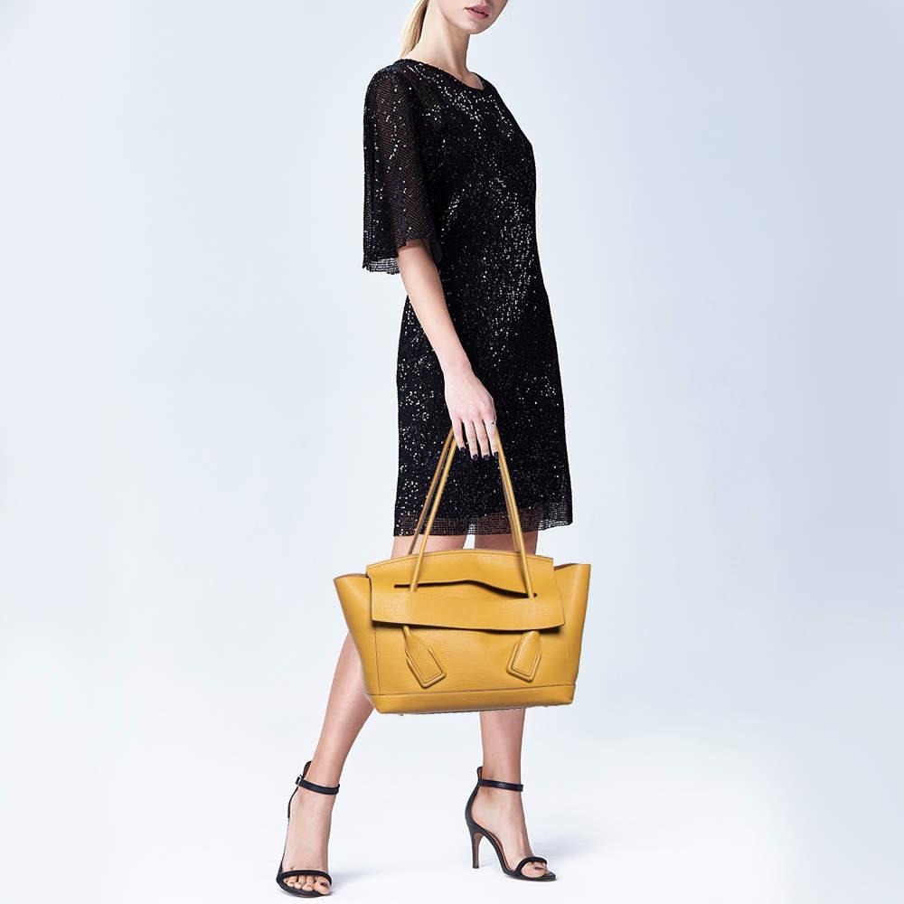Bottega Veneta Senffarbene Arco-Tasche aus Leder im Zustand „Gut“ im Angebot in Dubai, Al Qouz 2