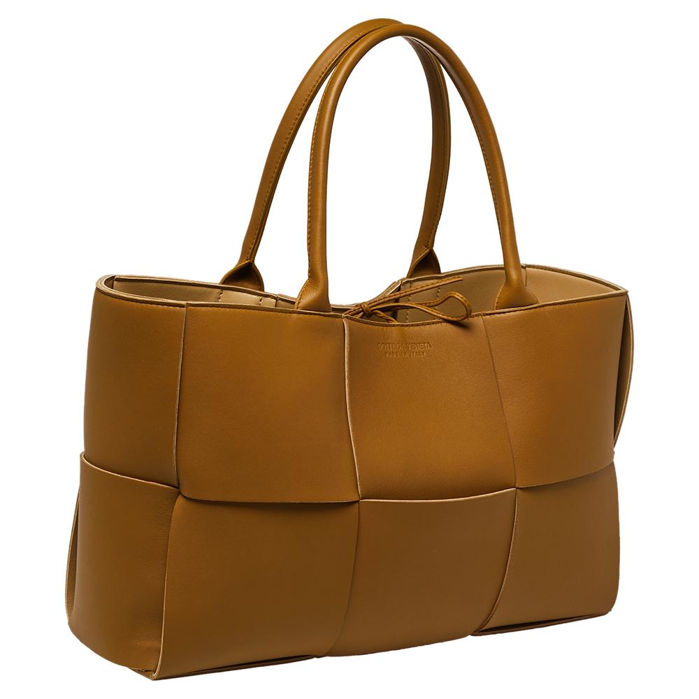 Bottega Veneta Senf Maxi Intrecciato Leder Arco Tasche im Zustand „Neu“ in Dubai, Al Qouz 2