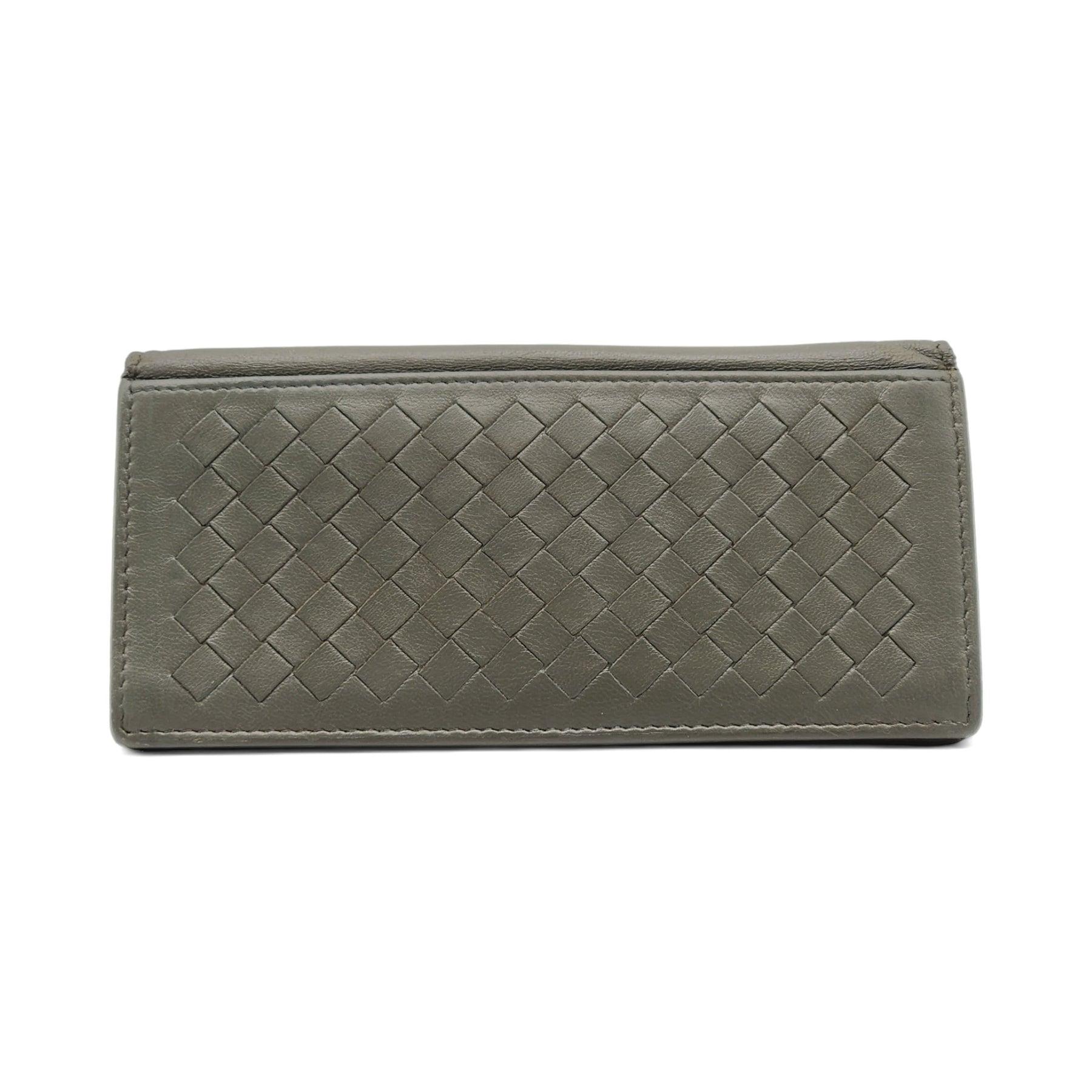 Portafoglio Bottega Veneta Nappa Intrecciato Bi-Fold in grigio blu.
Portafoglio lungo in pelle intrecciata. Interni in pelle. Più slot per le carte di credito.

Informazioni aggiuntive:
Materiale: Pelle
Colore: grigio
Paese: Italia
Condizioni: