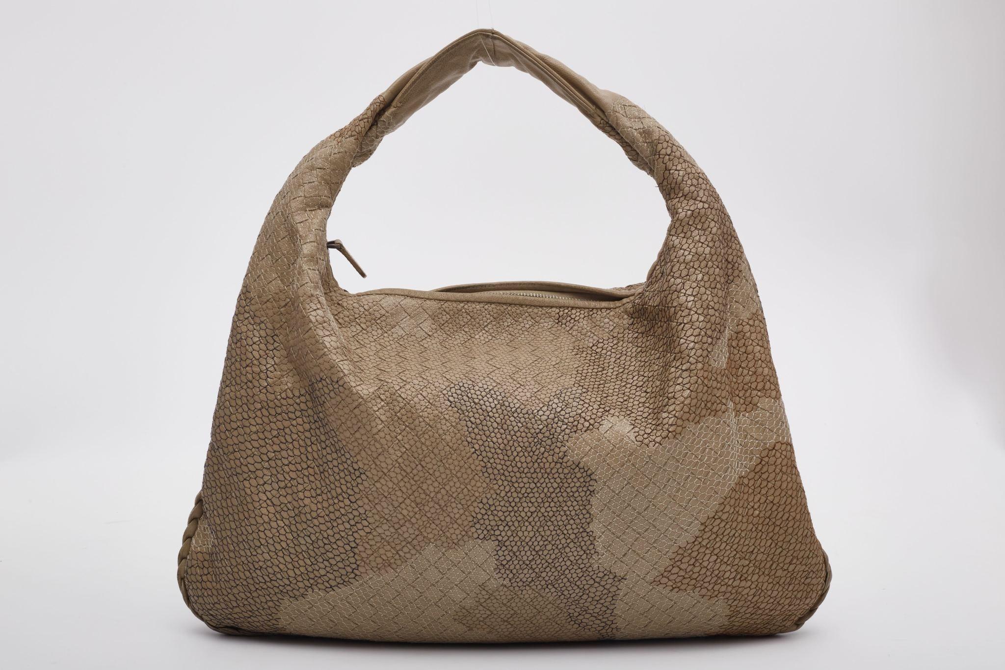Bottega Veneta Nappa Intrecciato Embroidered Maxi Hobo Bag In Good Condition For Sale In Montreal, Quebec