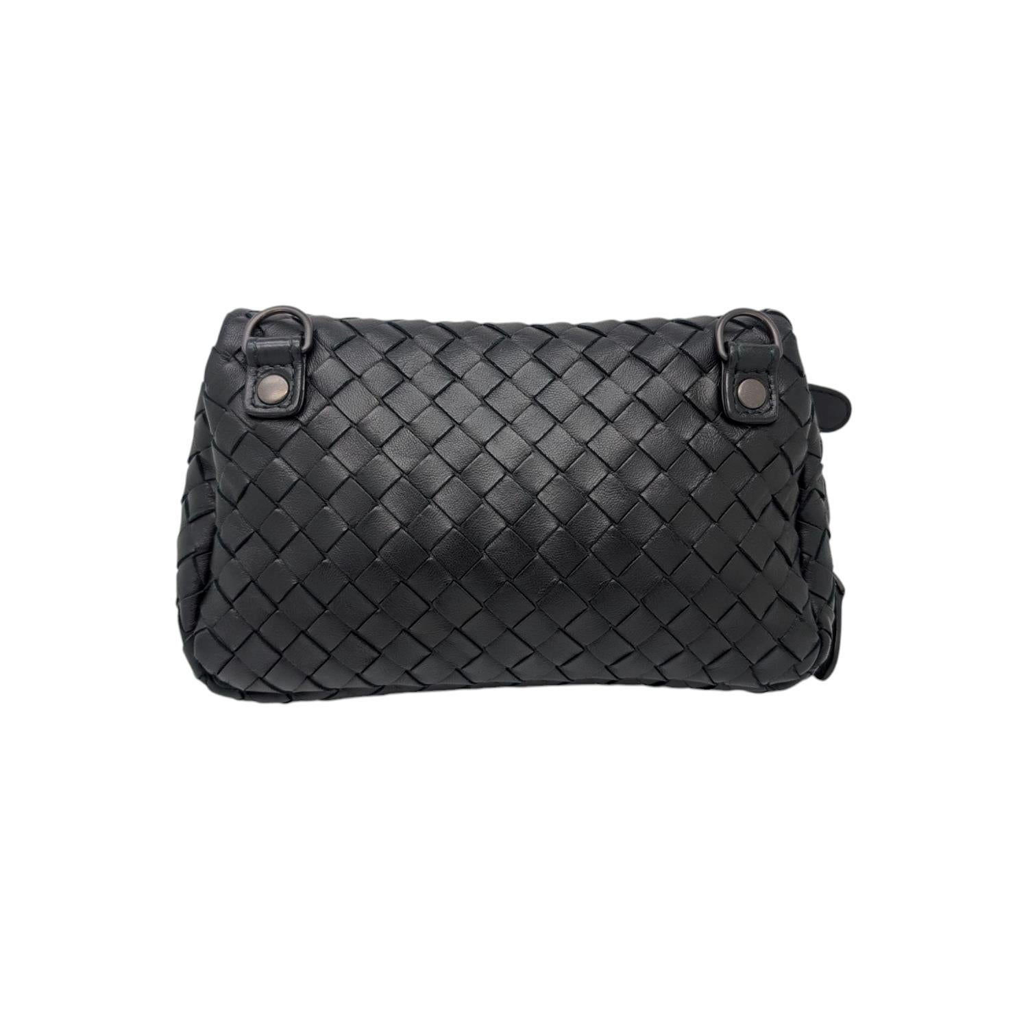 Questa elegante messenger è realizzata in pelle Nappa intrecciata Intrecciato in nero. La borsa è dotata di una tracolla a catena staccabile. La patta si apre su un interno in pelle scamosciata color taupe con tasche applicate e scomparti per carte.