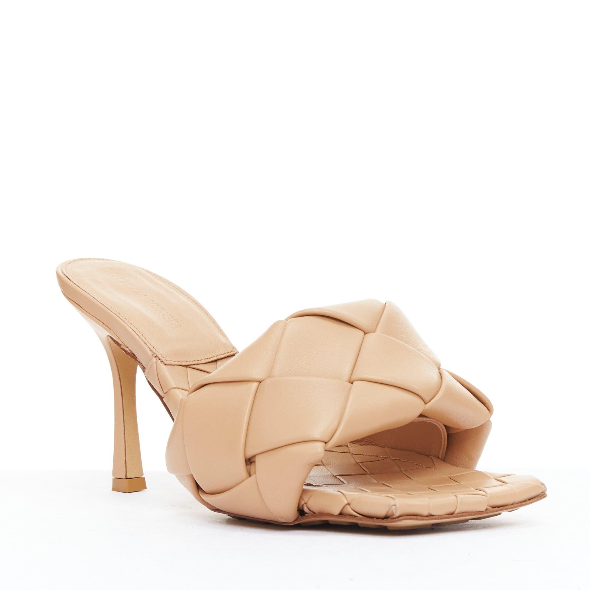 BOTTEGA VENETA Nappa Maxi Intrecciato Lido nude cuir chunky sandales EU37
Référence : LNKO/A02432
Marque : Bottega Veneta
Designer : Daniel Lee
Modèle : Lido
MATERIAL : Cuir
Couleur : Nude
Motif : Solide
Fermeture : Slip On
Doublure : Cuir