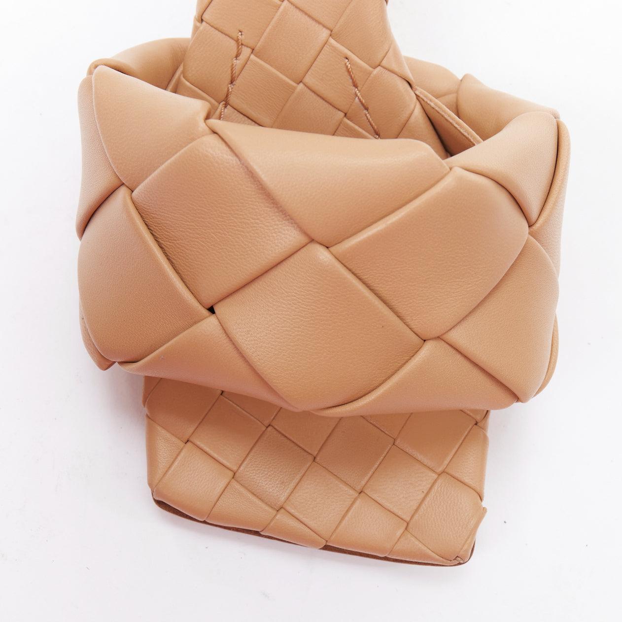 BOTTEGA VENETA Nappa Maxi Intrecciato Lido nude cuir chunky sandales EU37 en vente 1