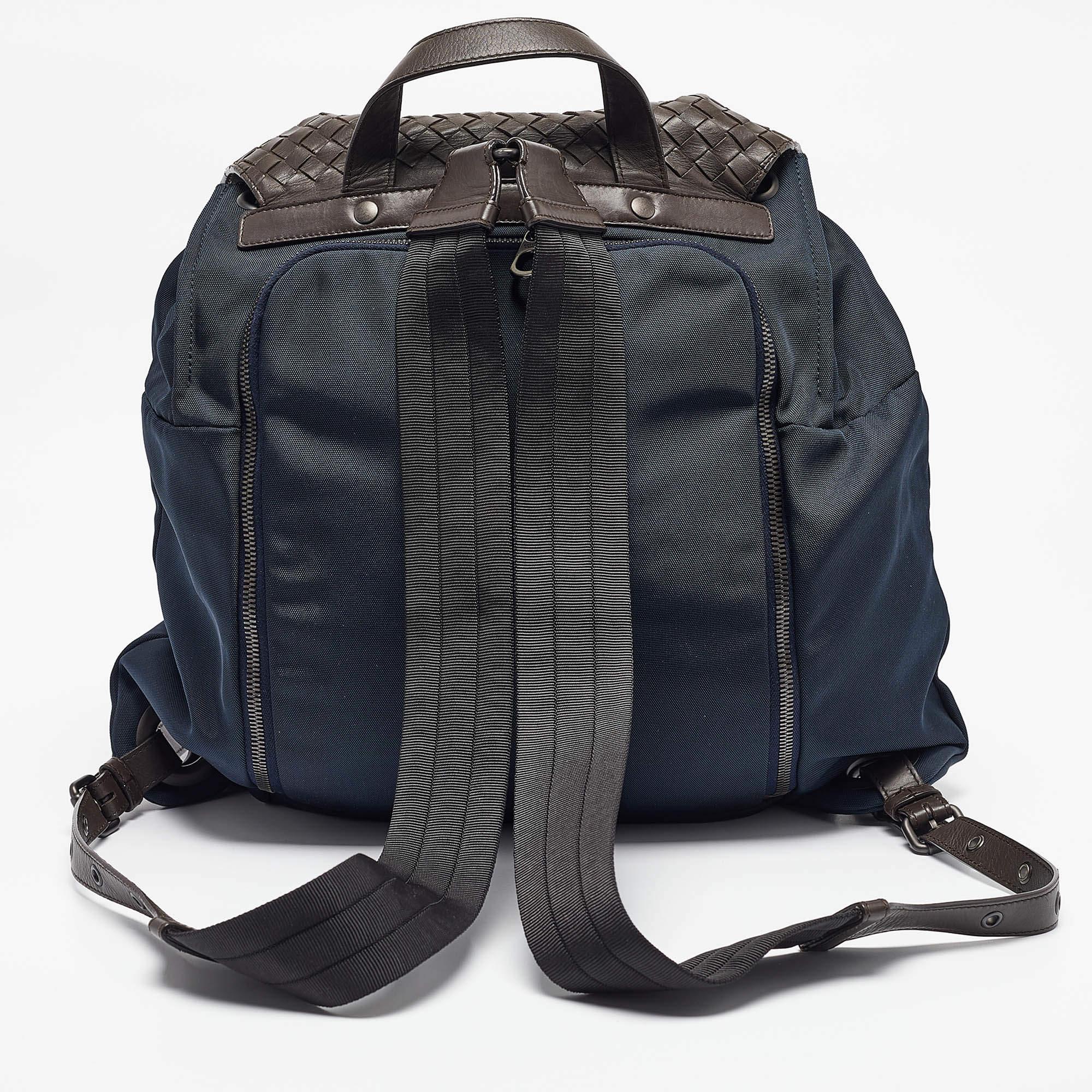 Bottega Veneta Navy Blue/Brown Intrecciato Leather and Nylon Flap Backpack In Good Condition In Dubai, Al Qouz 2