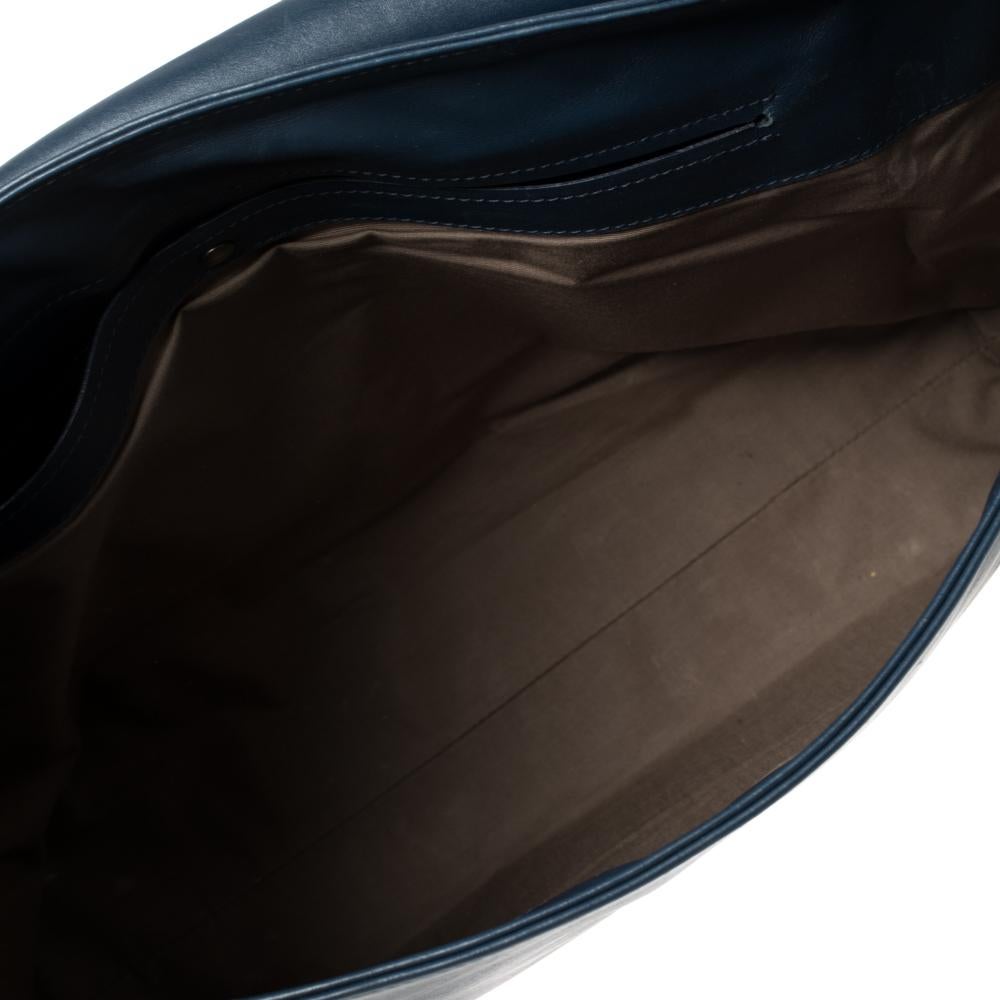 Bottega Veneta Bolso Messenger con Solapa de Piel Intrecciato Azul Marino 7