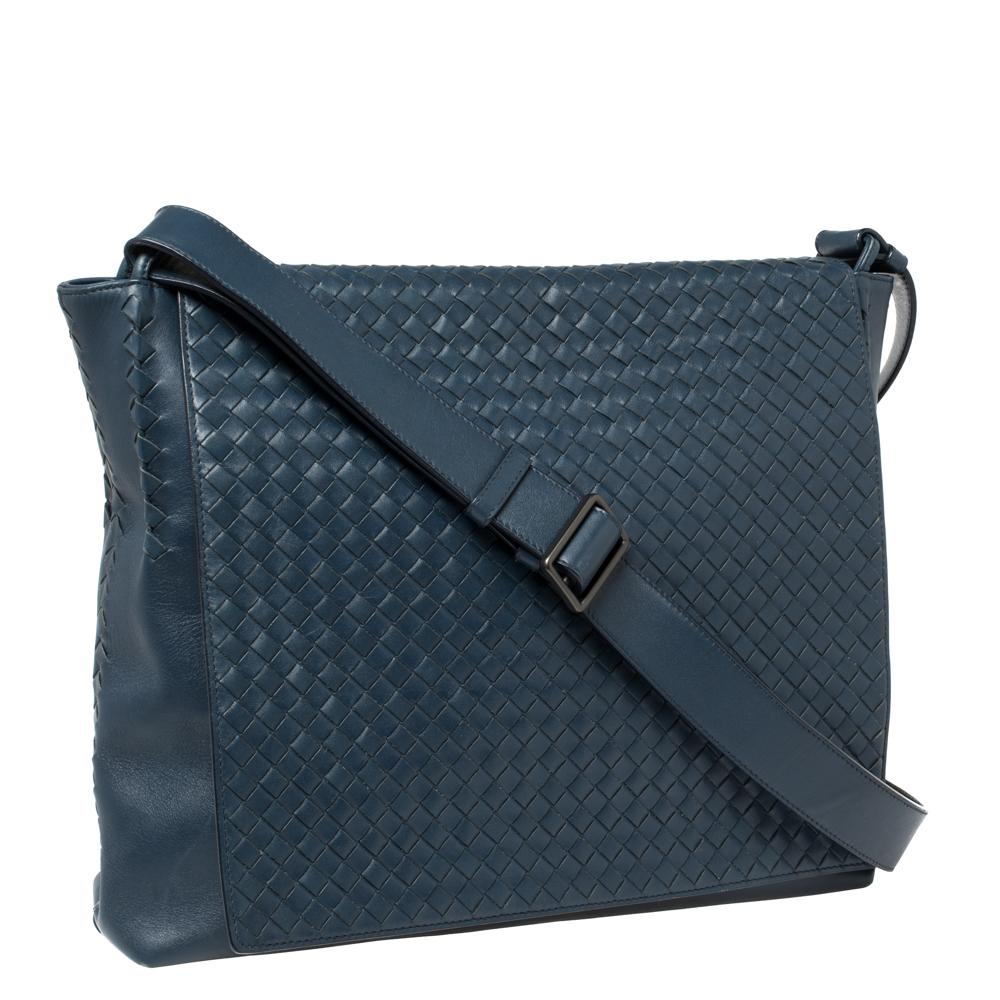Bottega Veneta Bolso Messenger con Solapa de Piel Intrecciato Azul Marino en Bastante bueno Estado en Dubai, Al Qouz 2