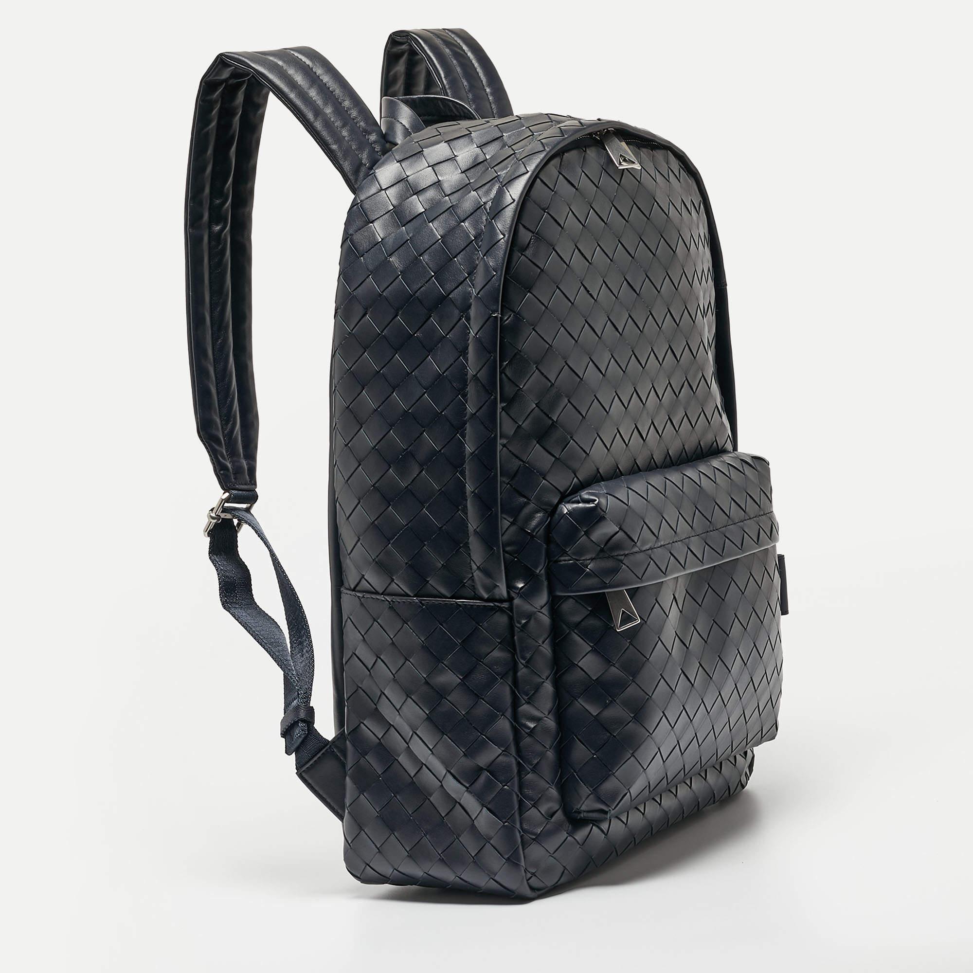 Bottega Veneta Navy Blue Intrecciato Leather Medium Archetypal Backpack In Excellent Condition In Dubai, Al Qouz 2