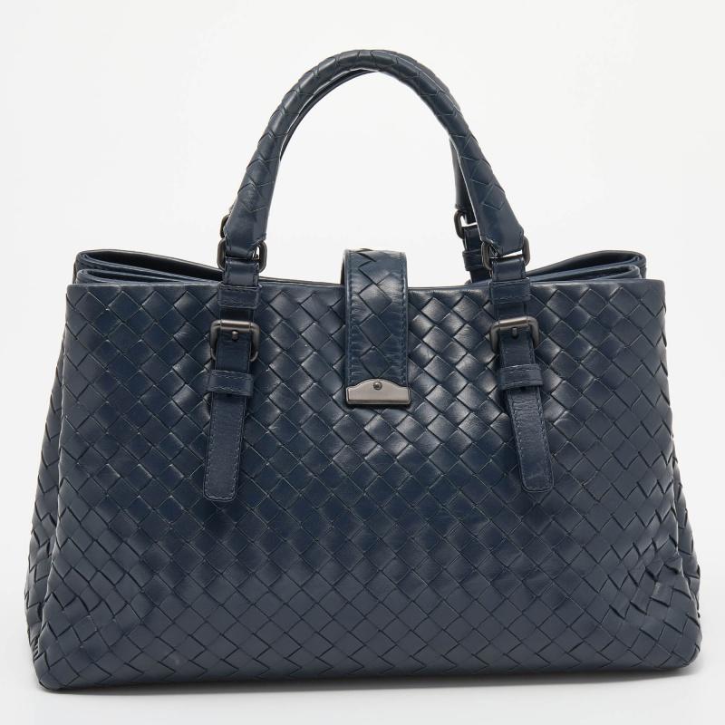 This Bottega Veneta tote is a creation that delights one's sight! It has been beautifully crafted from leather and designed with the Intrecciato motif, two top handles, a front push-lock, and three suede compartments that will dutifully hold all