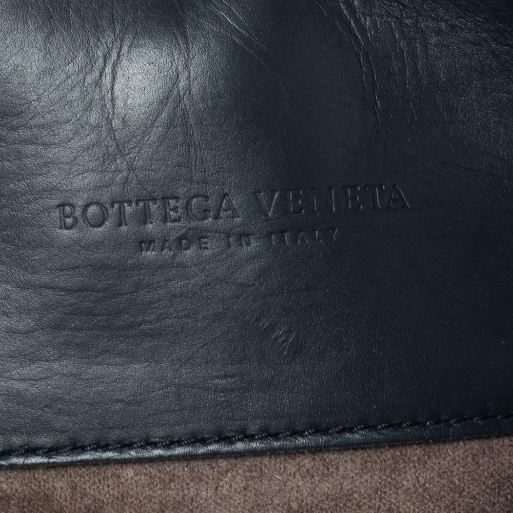 Bottega Veneta's work is a treat to the eyes! This classic Roma tote is made of leather and features its characteristic Intrecciato pattern for a refined appearance. The suede interior is divided into three sections to accommodate all of your