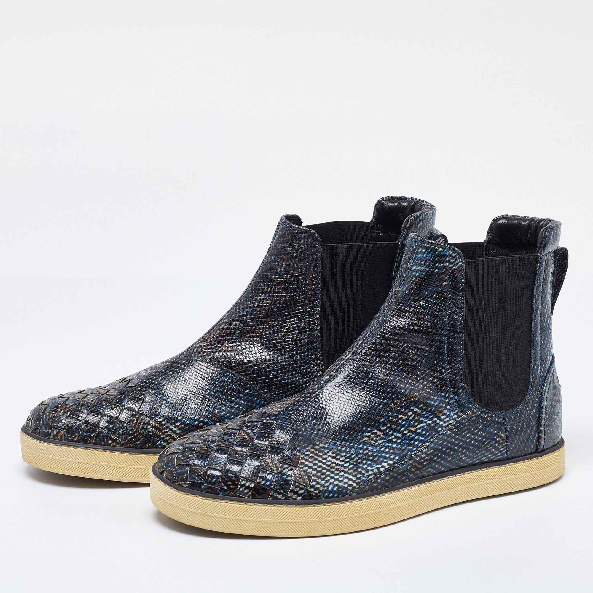Elevate your style with these Bottega Veneta boots for men. Crafted with precision these navy blue boots with the iconic weave detail blend fashion and comfort offering sophistication for every season.