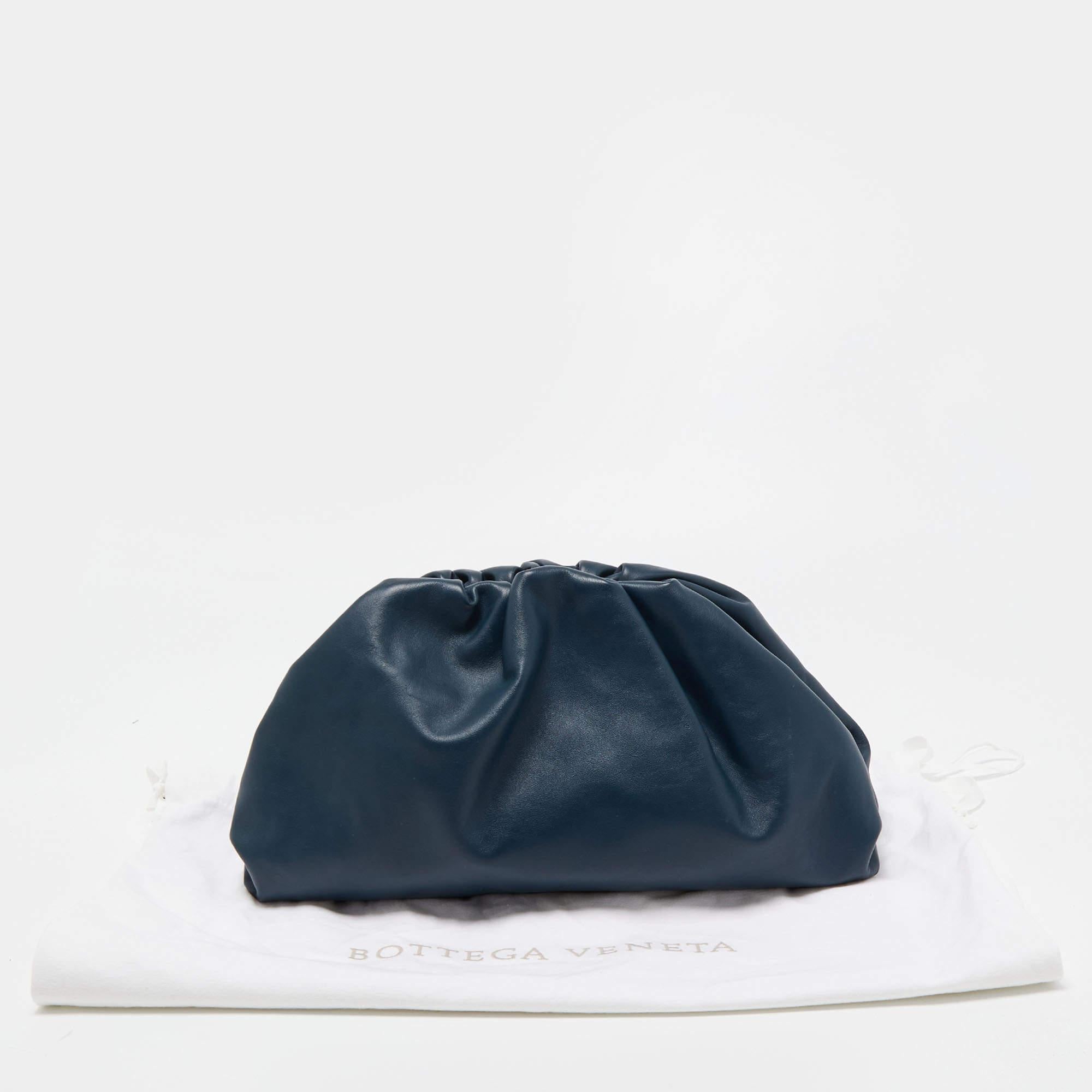 Bottega Veneta Navy Blue Leather Classic Pouch For Sale 7