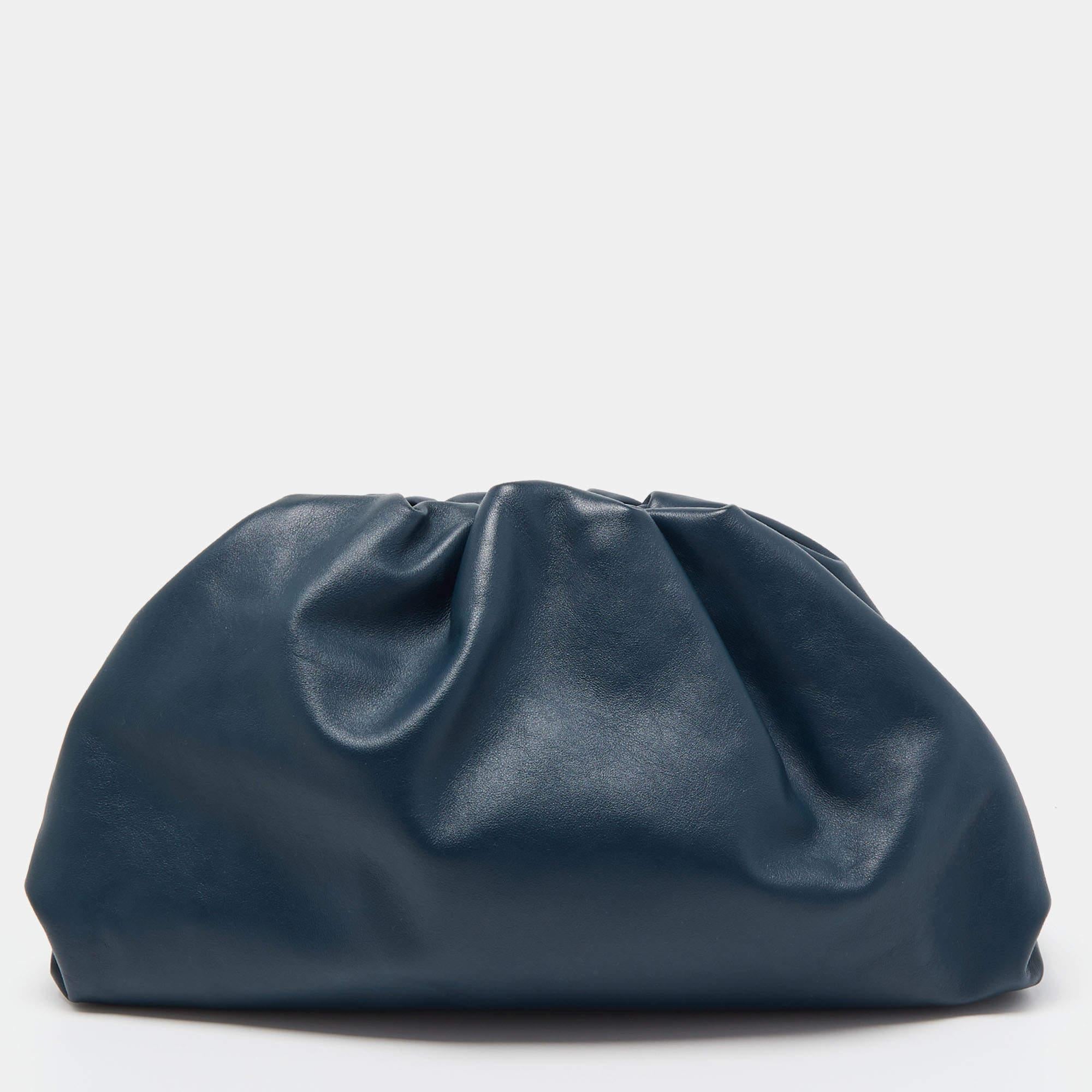 Die Tasche The Pouch von Bottega Veneta, die die Modewelt im Sturm eroberte, spiegelt den unverwechselbaren Stil des früheren Kreativdirektors Daniel Lee wider. Die Kreation aus der Frühjahrskollektion 2019 des Labels ist bei jedem anderen