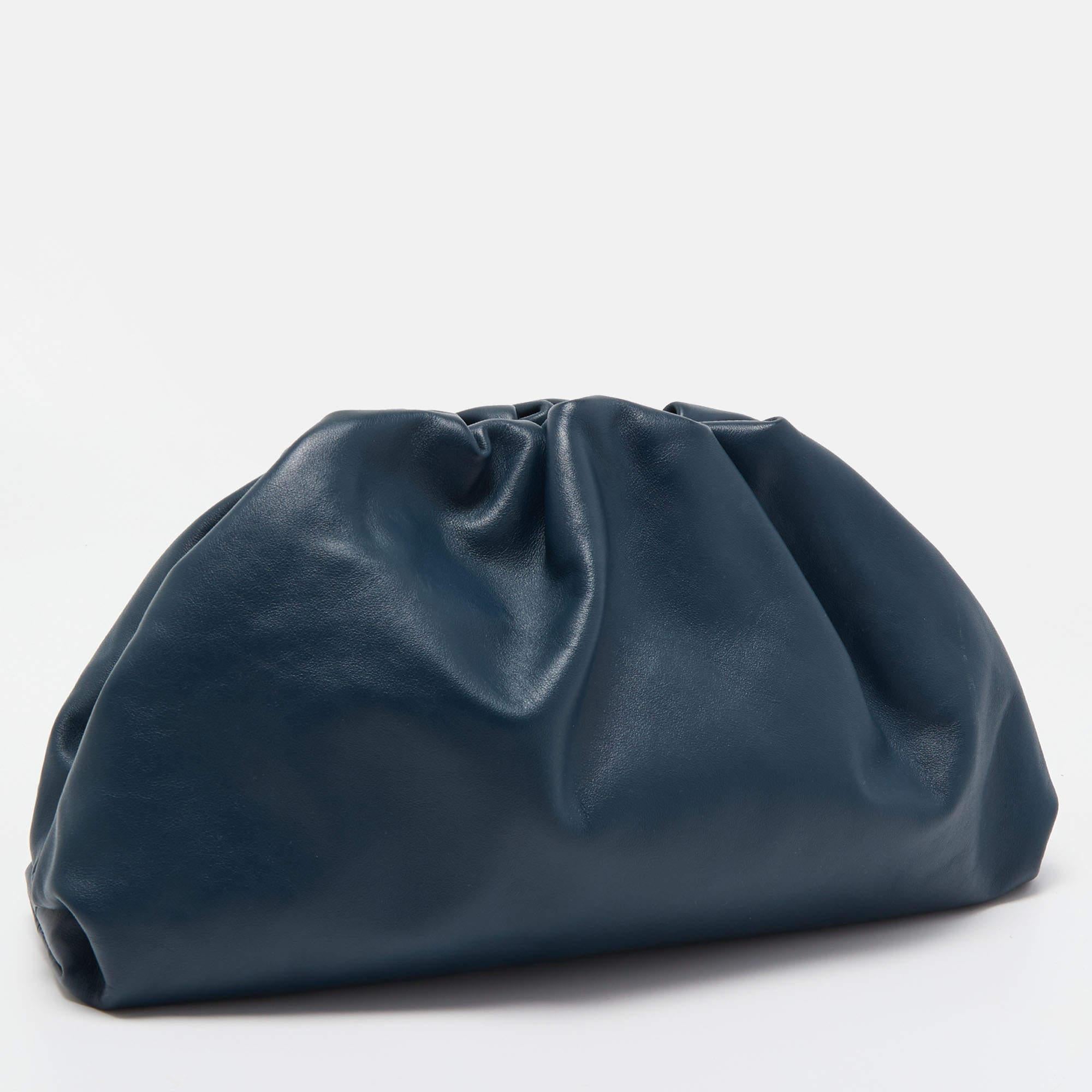 Bottega Veneta Navy Blue Leather Classic Pouch In Excellent Condition For Sale In Dubai, Al Qouz 2