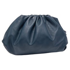 Bottega Veneta Marineblaue Leder-Clutch mit Beutel