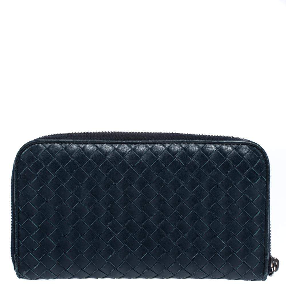 This lovely wallet from Bottega Veneta is crafted from quality leather and features the signature Intrecciato pattern on the navy blue exterior. It flaunts a zip closure that opens to an interior with multiple card slots, open compartments and a zip