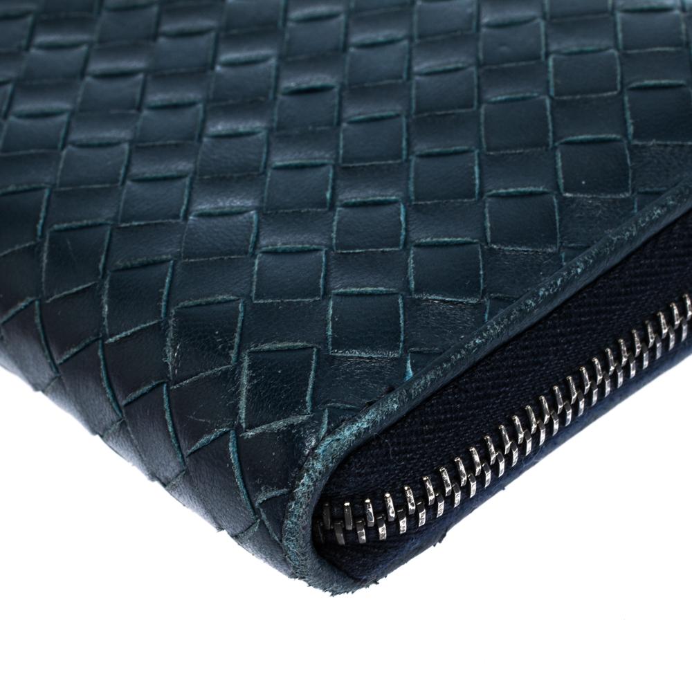 Bottega Veneta Navy Blue Leather Zip Around Wallet In Fair Condition In Dubai, Al Qouz 2