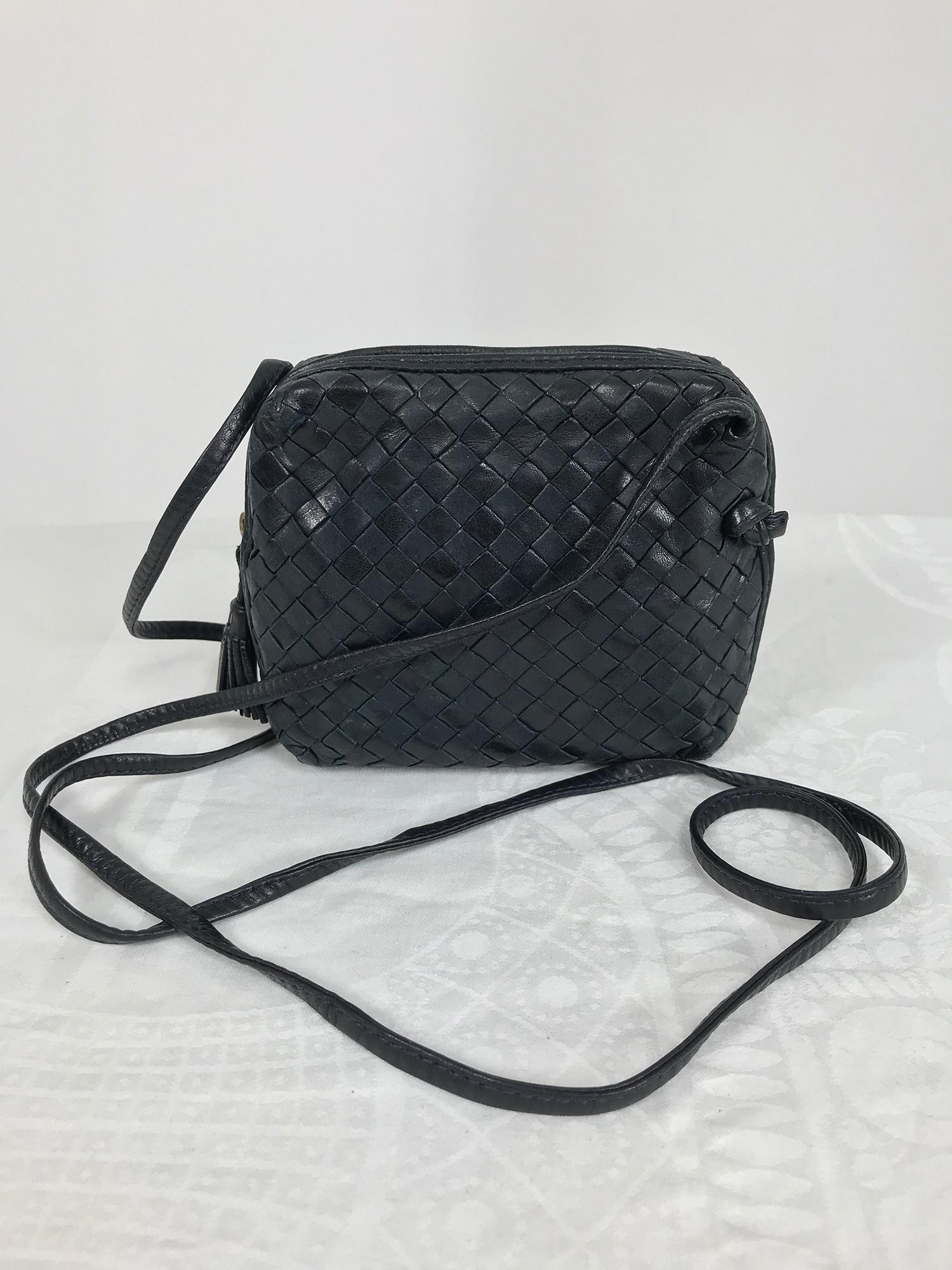 Bottega Veneta Intrecciato Nappa navy blue small cross body bag from the 1980s. Lined in beige satin. Closes with a bass zipper. Together with protector bag. In Very good pre owned condition.
Measurements are in inches:
6 wide
5 1/2 high
1 1/2