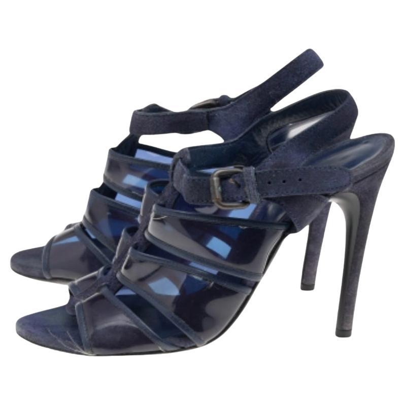 Una delle più celebri case di moda, Bottega Veneta è nota per la sua brillante abilità artigianale nella produzione di scarpe. Realizzato con materiali di qualità in una tonalità blu navy, questo modello con cinturino adornerà i tuoi piedi nel modo