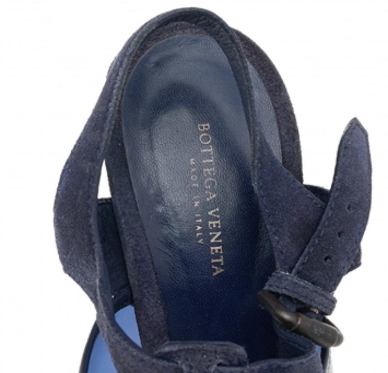 Bottega Veneta Sandali con cinturino alla caviglia in camoscio e PVC blu navy misura 38,5 in vendita 2