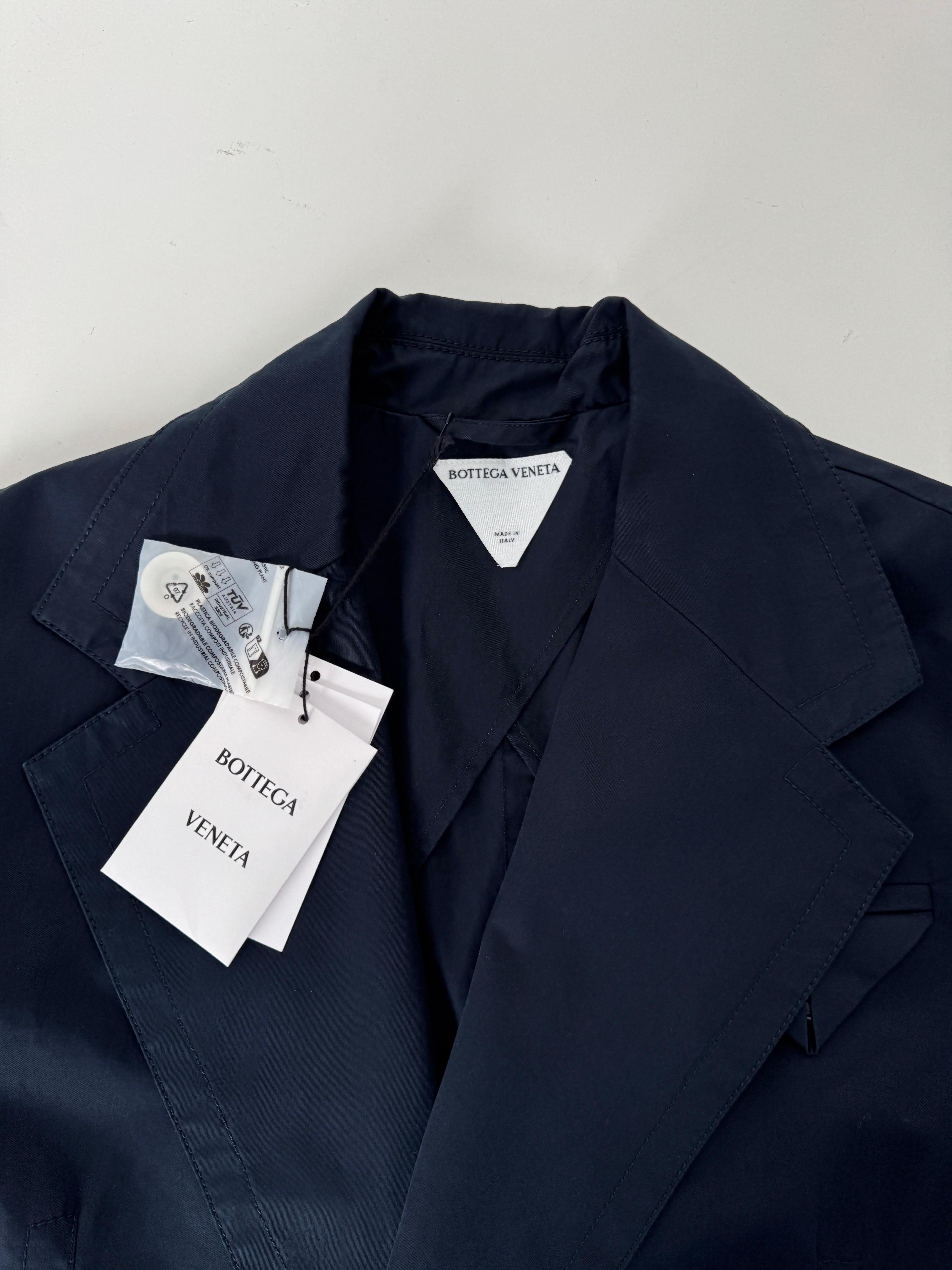 BOTTEGA VENETA Blazer de doble botonadura en sarga azul marino 46 en venta 5