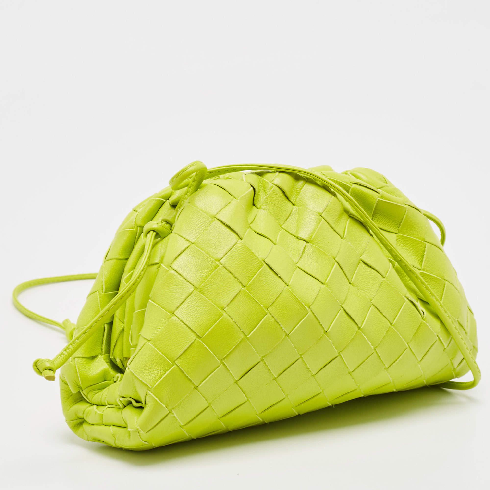 Jaune Mini pochette en cuir Intrecciato vert fluo de Bottega Veneta en vente