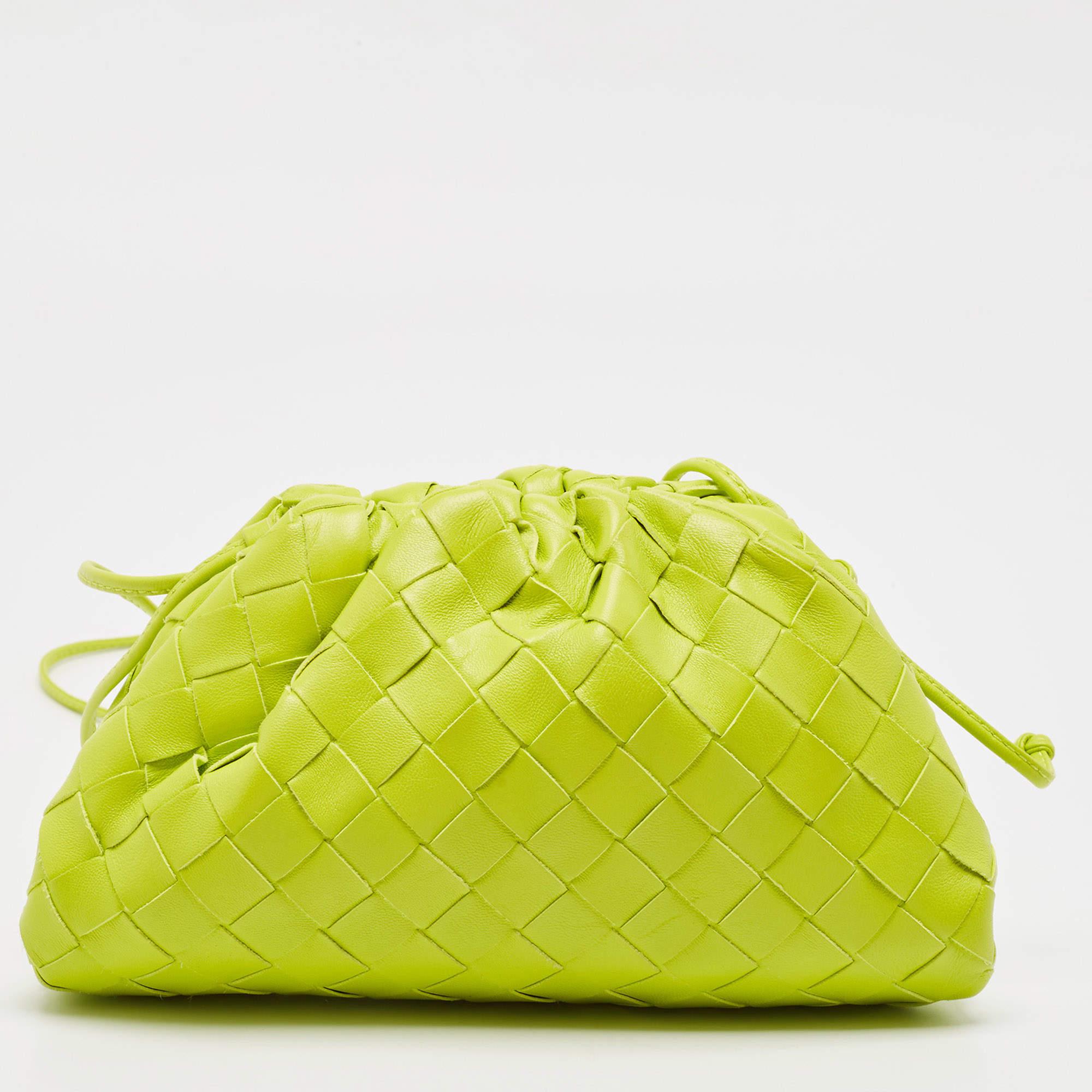 Mini pochette en cuir Intrecciato vert fluo de Bottega Veneta Excellent état - En vente à Dubai, Al Qouz 2