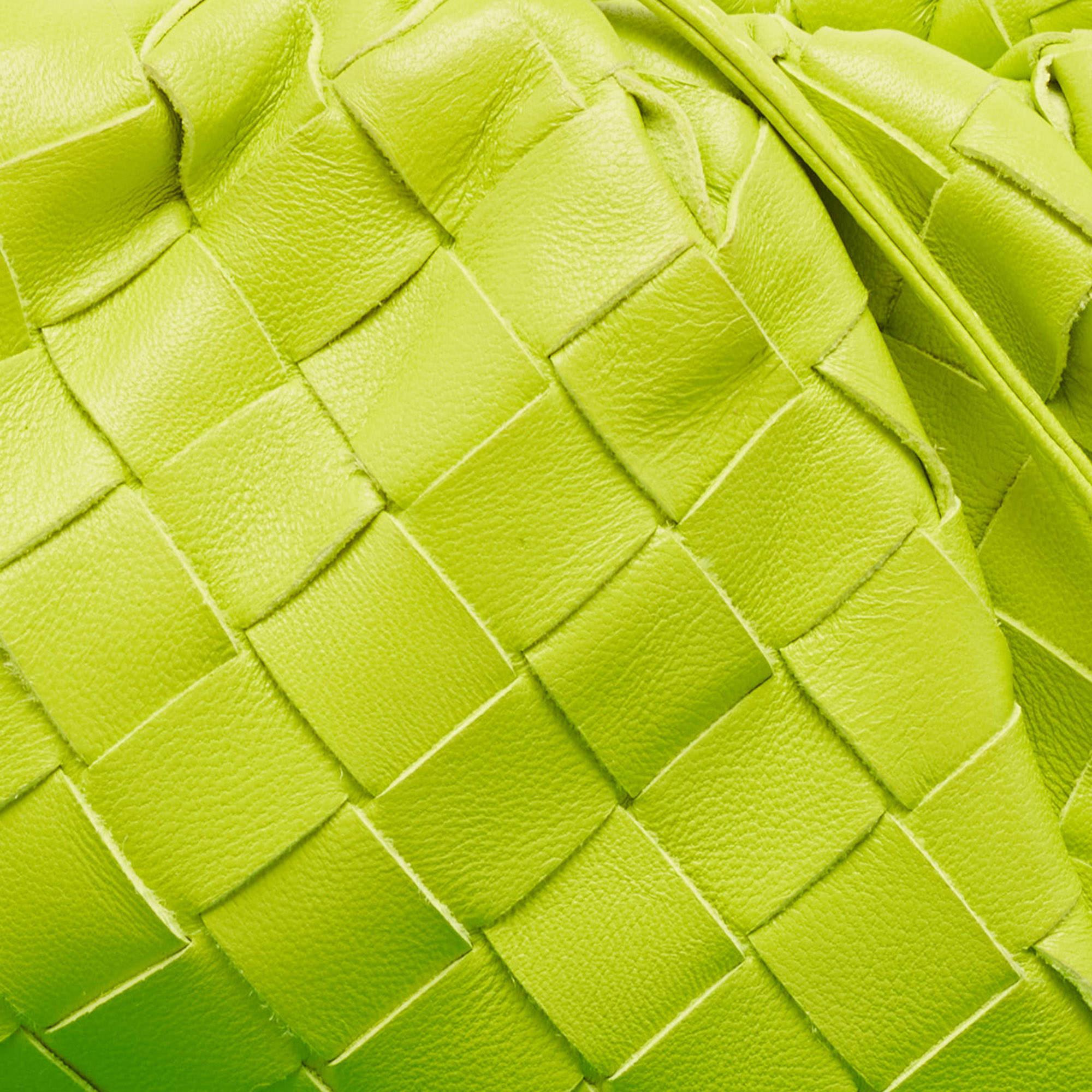 Mini pochette en cuir Intrecciato vert fluo de Bottega Veneta Pour femmes en vente