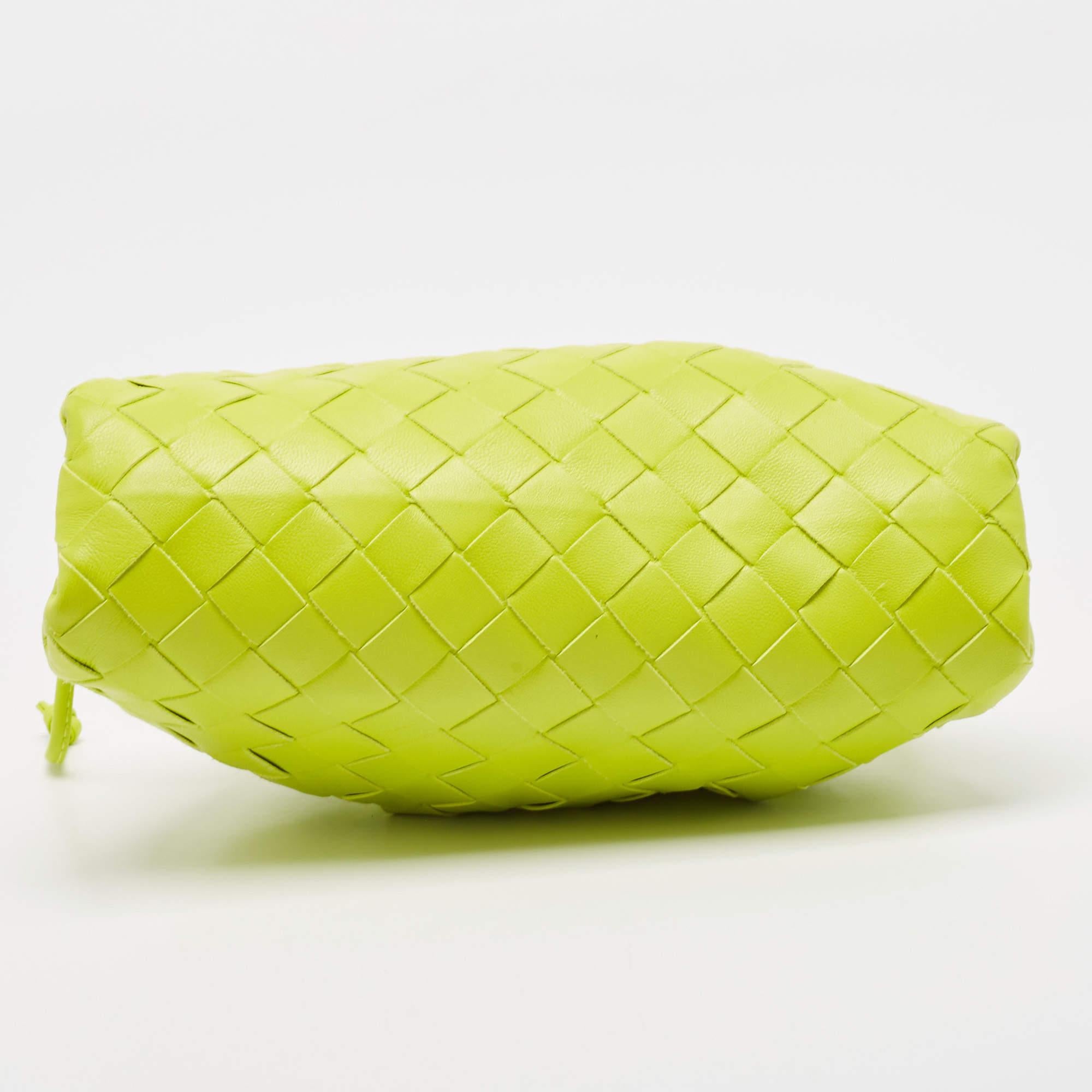 Mini pochette en cuir Intrecciato vert fluo de Bottega Veneta en vente 1