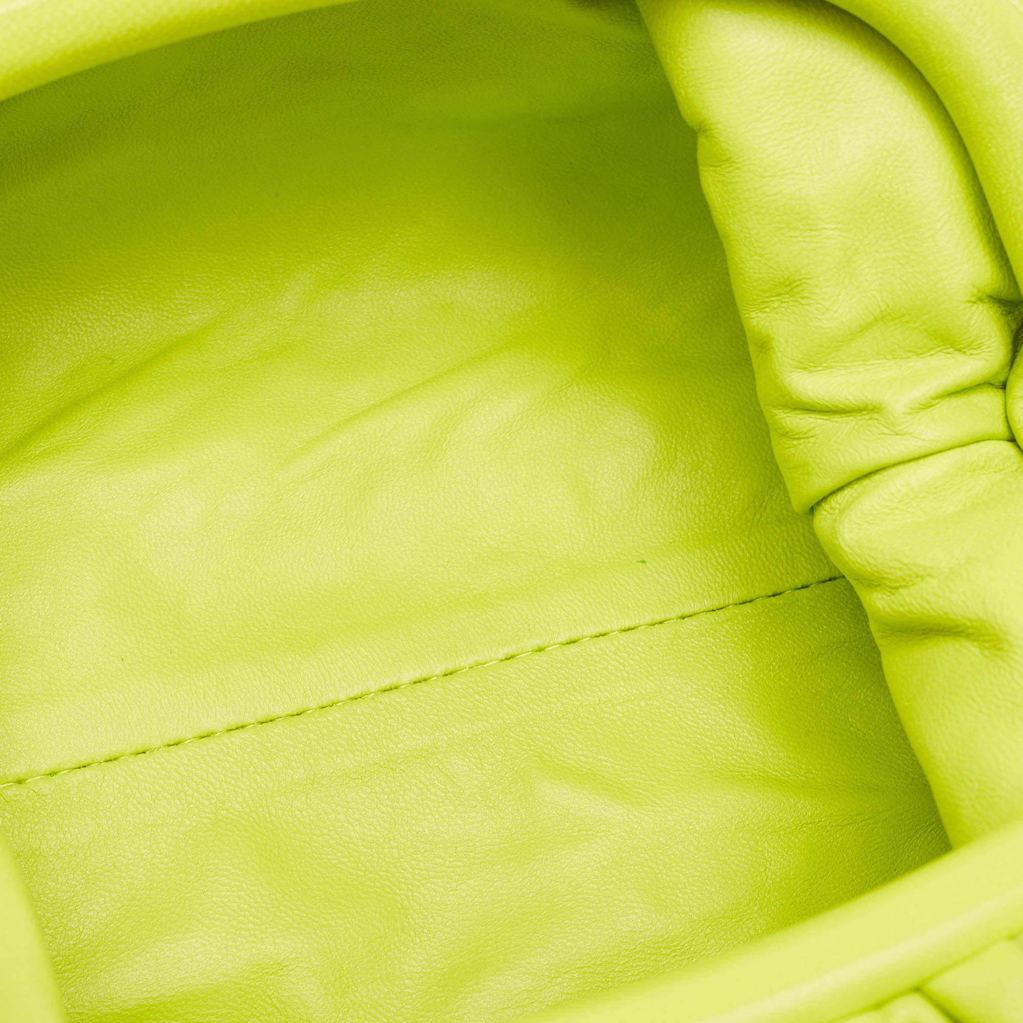 Mini pochette en cuir Intrecciato vert fluo de Bottega Veneta en vente 2