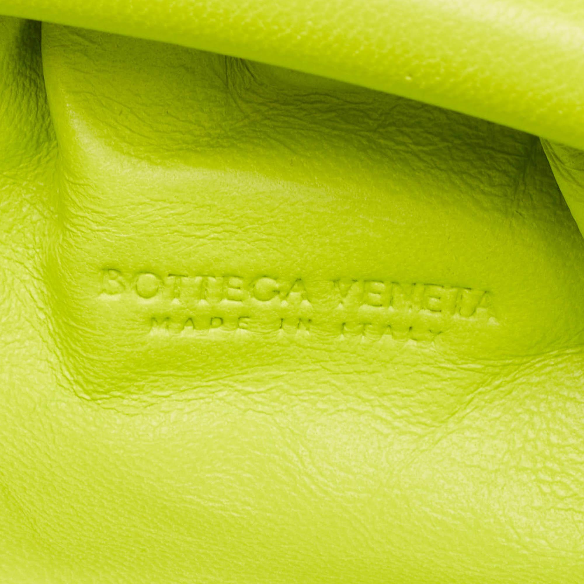 Mini pochette en cuir Intrecciato vert fluo de Bottega Veneta en vente 3