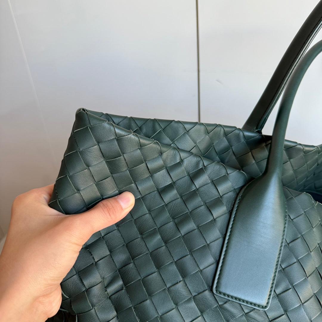 Bottega Veneta New Cabat Medium Intreccio Leather Tote Bag Dark Forest Green For Sale 8