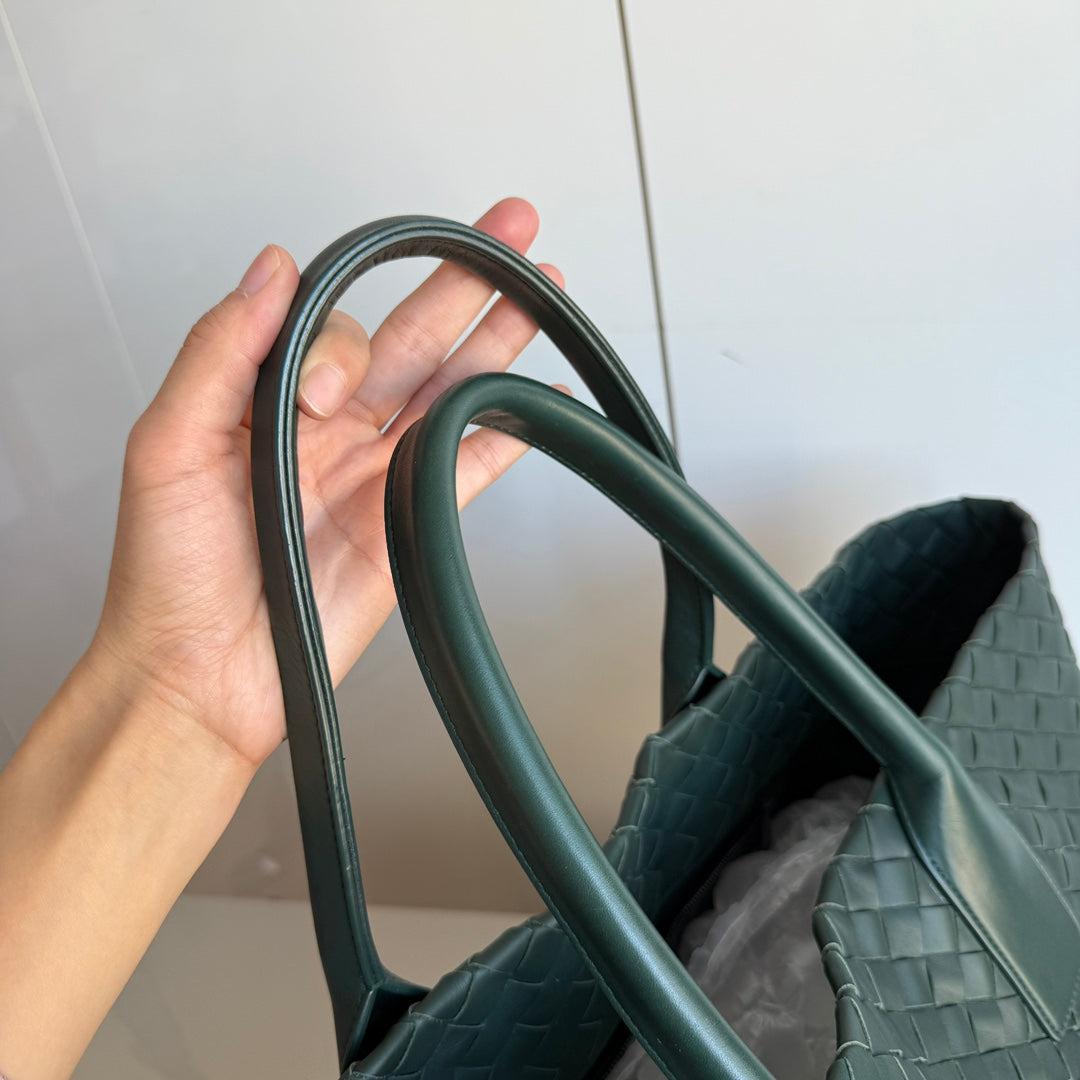 Bottega Veneta New Cabat Medium Intreccio Leather Tote Bag Dark Forest Green For Sale 10