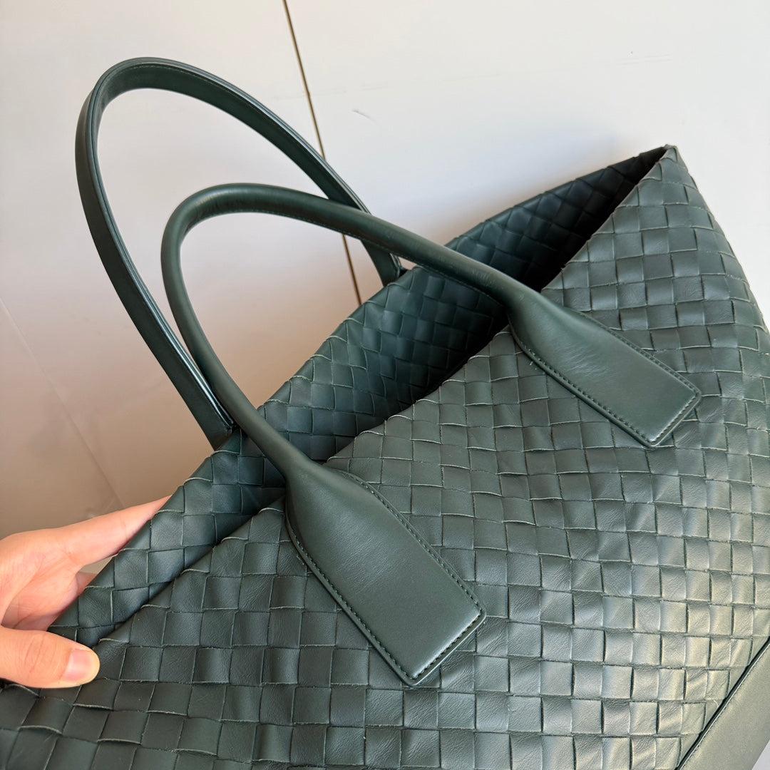 Bottega Veneta New Cabat Medium Intreccio Leather Tote Bag Dark Forest Green For Sale 12