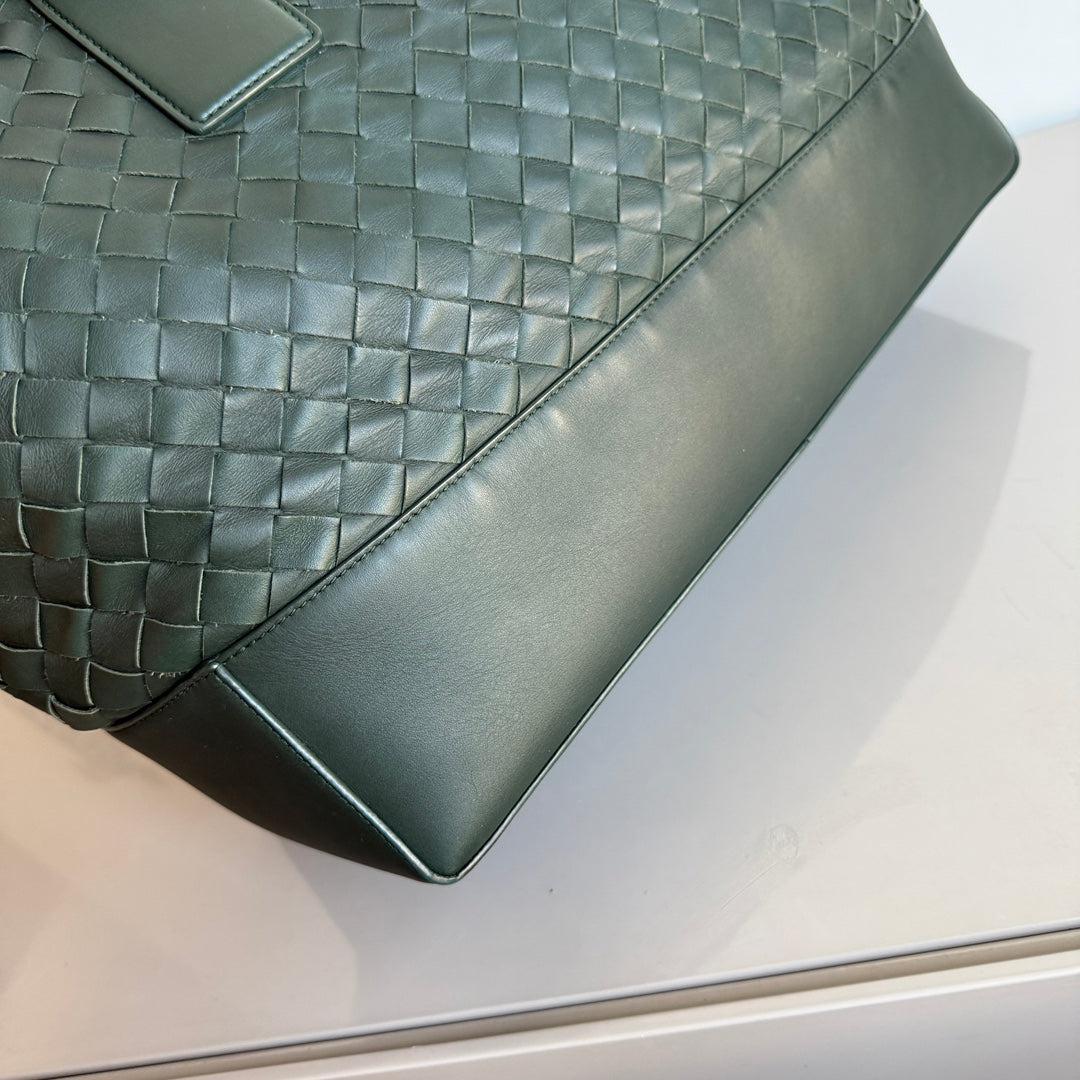 Bottega Veneta New Cabat Medium Intreccio Leather Tote Bag Dark Forest Green For Sale 2