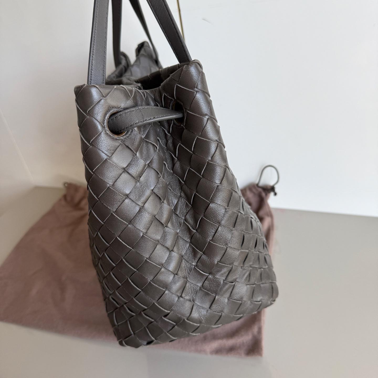 This Bottega Veneta Garda Bag is an exceptional piece of luxury, crafted from iconic dark brown leather with the instantly recognizable Intrecciato weave. Roomy enough for all your essentials, it's the perfect winter accessory for stylish and