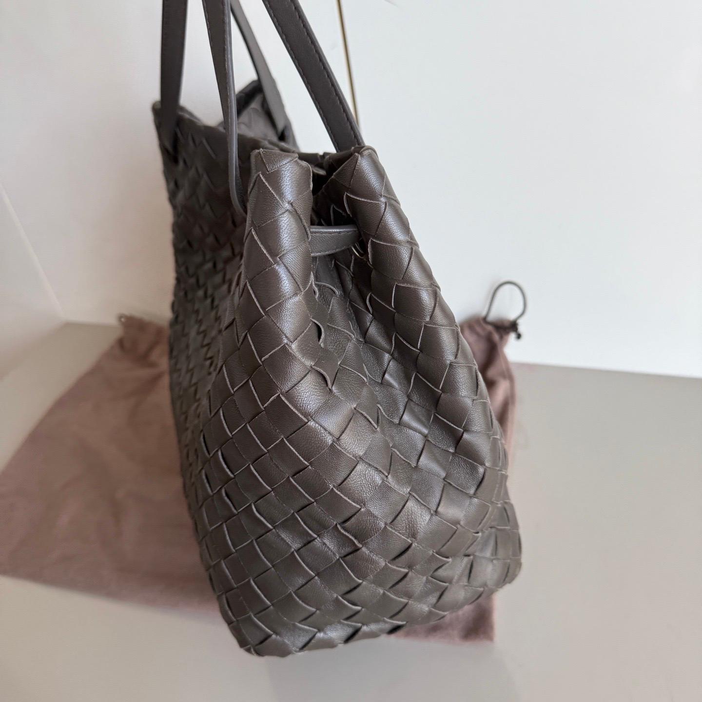 Bottega Veneta NEW Garda Tote Leather Interior Intrecciato Chocolate Brown 24cm In Excellent Condition In AUBERVILLIERS, FR